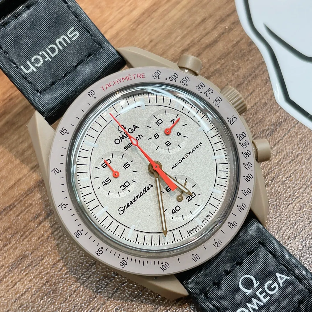 [Original order quality] 💰700! 【Purchasing quality】💰960! Omega co-branded Swatch, the top version on the market, made of real bioceramic material! Distinguish low-end products in the market! OMEGAxSWATCH Omega x Swatch joint model BIOCERAMIC MOONSWATCH joint watch, this series of watches has a total of 11 models, all named after planetary bodies. They are: Mission to the Sun (gold) Mission to Mercury (dark gray) Mission to Venus (pink) Mission to Earth (blue) Mission to the Moon (black) Mission to Mars (white) Mission to Jupiter (bronze) Mission to Saturn (beige) Mission to Uranus (light blue) Mission to Neptune (dark blue) Mission to Pluto (grey) Each one represents the characteristics of a different planet and uses its elements to decorate the dial, making people want to collect the entire series at once.  Swiss quartz machine, size 42mm. The Velcro strap is waterproof and easy to wear. It is worth buying. It can be collected and given as a gift. It has 11 colors and represents the 11 planets in the universe. The colors are bright and this summer accessory is a must-have!