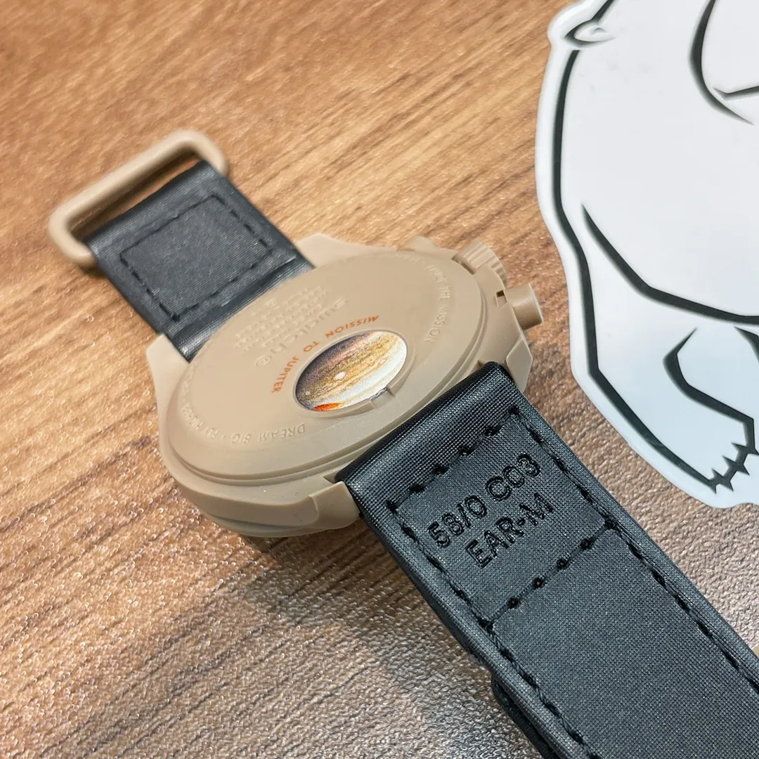 [Original order quality] 💰700! 【Purchasing quality】💰960! Omega co-branded Swatch, the top version on the market, made of real bioceramic material! Distinguish low-end products in the market! OMEGAxSWATCH Omega x Swatch joint model BIOCERAMIC MOONSWATCH joint watch, this series of watches has a total of 11 models, all named after planetary bodies. They are: Mission to the Sun (gold) Mission to Mercury (dark gray) Mission to Venus (pink) Mission to Earth (blue) Mission to the Moon (black) Mission to Mars (white) Mission to Jupiter (bronze) Mission to Saturn (beige) Mission to Uranus (light blue) Mission to Neptune (dark blue) Mission to Pluto (grey) Each one represents the characteristics of a different planet and uses its elements to decorate the dial, making people want to collect the entire series at once.  Swiss quartz machine, size 42mm. The Velcro strap is waterproof and easy to wear. It is worth buying. It can be collected and given as a gift. It has 11 colors and represents the 11 planets in the universe. The colors are bright and this summer accessory is a must-have!