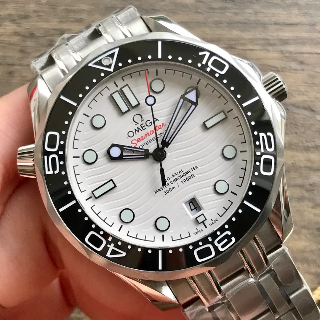 【Produced by Tw】Omega Seamaster 300m 42mm Diving Watch, now you can order the steel strap model with a cloth strap! Quantity is limited! Omega Seamaster series, made of 300M 316 stainless steel! Equipped with 8800 movement! Real shots of shipment.