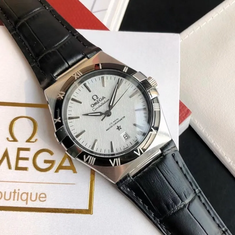 【High-end replica】💰1300! 【Customized all-in-one machine】💰1720! 2023 official new product - the fifth generation of Omega's "Constellation Gents" constellation series is on the market [color] After ten years of hard work, never give in! Another high-quality, ultra-affordable masterpiece that once again refreshes the "genuine appearance details, built-in brand new Citizen movement" [Movement] The entire network's exclusive replica of the Constellation series men's watch is equipped with the brand new Citizen 8215 automatic mechanical movement, exclusive corrected automatic hammer, the movement's kinetic energy is durable, accurate in travel time, ⭕️reworked [Case] 💯 Super waterproof, you can swim with confidence🚰 316L fine steel case, same material bracelet CNC cutting process, perfect shell shape and connection, vintage craftsmanship, the thinnest workmanship of the same level of movement [Details] The words are synchronized with the original strips, the texture is delicate, the disk surface is simple and elegant, the ring edge is hand-decorated and electroplated in a vacuum furnace, the color is uniform and bright, the original same color is complete, the strap is made of Italian calfskin with the original folding clasp