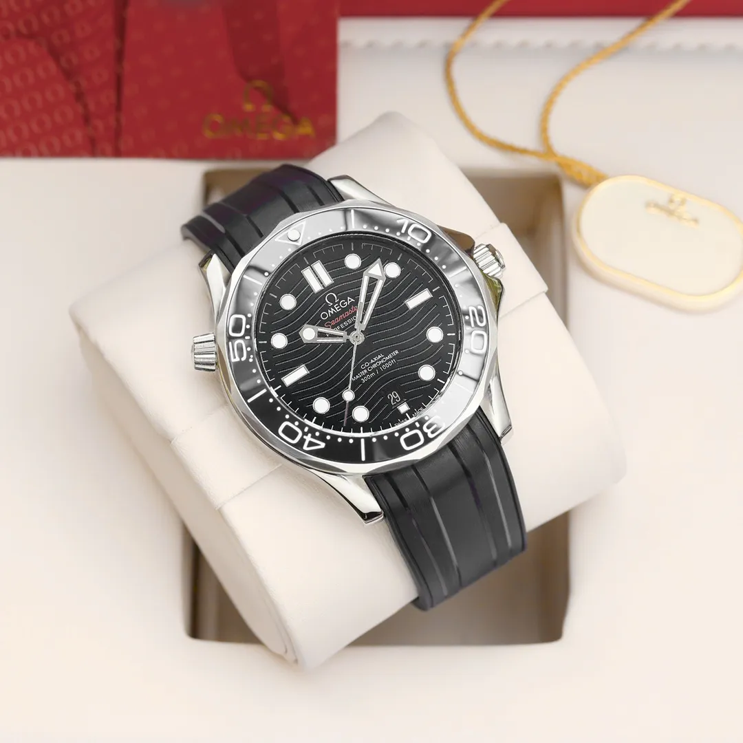 【High-end replica】💰1160! 【Customized all-in-one machine】💰1720! Omega's 2022 new model comes in a full range of colors and uses the 8800 movement, a 42mm case, a laser-engraved ripple dial, hollow hands and an ammonia exhaust valve. It is a classic configuration among the Omega Seamaster 300-meter diving watches. Black and blue (the two most classic ones) are both in this way. This configuration shows the charm of color to the greatest extent and is full of vitality. The new model uses a 42 mm stainless steel case, a ceramic dial with laser-engraved ripple patterns, hour markers and hands covered with white Super-LumiNova, and a calendar window at 6 o'clock. The unidirectional rotating bezel is also made of ceramic, and the bright bezel is decorated with a white enamel diving scale, echoing the overall design. The LOGO, signature, etc. on the dial are also all in white, and the color matching and details are as pure as possible to highlight the beauty of color.