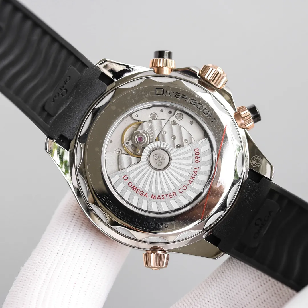 【Top Replica】💰4300! OMEGA's new Seamaster 300M series multi-function men's watch 1. Equipped with Japan's original 9100 (zero repair) multi-function automatic mechanical movement (week, month, 24-hour calendar) with accurate travel time, original see-through design, and revised movement 9900 top. 2. The watch case is made of 316 stainless steel. The case is sandblasted, white and bright, and the beveled edges are polished and chamfered in the same way as the genuine product. The size is 44mm. 3. It is equipped with the only original ceramic one-way rotating timing ring in its class. The scales and characters on the ceramic ring are made of "white enamel" technology, which is not easy to turn yellow and is shiny. 4. Made of scratch-resistant and wear-resistant sapphire glass, waterproof to a depth of 50 meters. 5. The luminous material is filled with Swiss Super-lumiNova c3 non-radioactive super luminous material. 6. Use natural fluorine rubber tape and match Omega original pin buckle.               A masterpiece worth owning! !