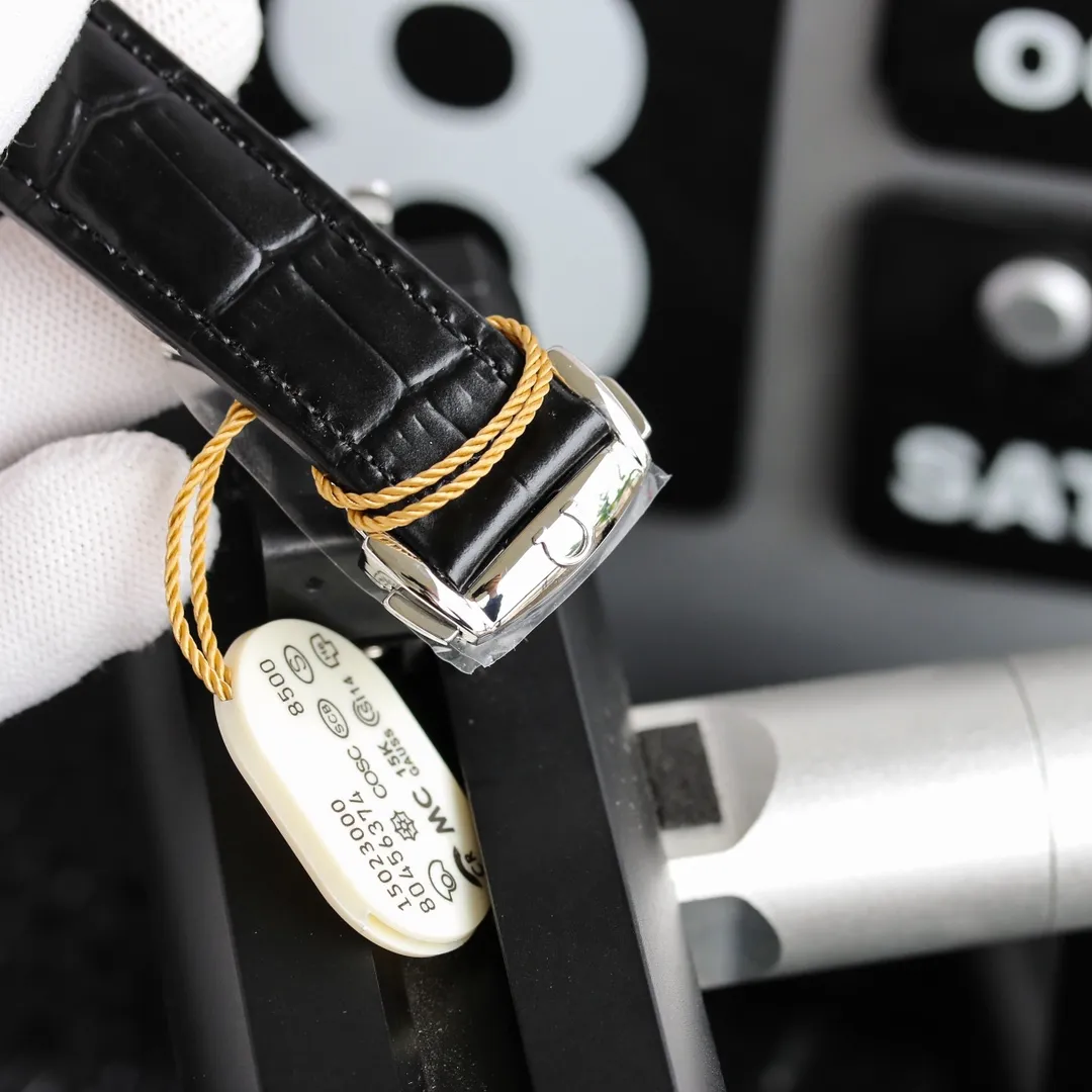 【Top replica】💰2400! Omega De Ville series men's mechanical watches, a new upgraded version will arrive in 2021. The modified quality is exclusively customized for the 8500 movement. Specially designed [Movement] Dedicated and made 0️⃣Reworked, replica Omega 8800 genuine movement, dual-calendar automatic mechanical movement. Synchronous original transparent bottom design, clearly witnessing the original appearance of the high-performance and precise movement, the 316 stainless steel movement inner cover is truly repaired both internally and externally. [Case] 316L stainless steel case, made by exclusive CNC process, with arched wear-resistant super-hard sapphire scratch-proof glass, clear text lines and well-proportioned checkered pattern, three-level waterproof, safe for swimming🏊, watch diameter 41/11mm [Bracelet] Italian imported cowhide crocodile pattern strap with original folding buckle or 316 stainless steel original buckle optional