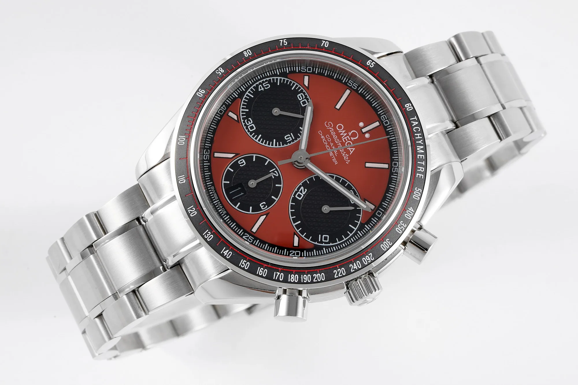 【Top Replica】💰Private chat! Omega Speedmaster series 326.32.40.50.06.001 multi-function chronograph watch. The synchronous counter is 40mm in size and uses the 7750 chronograph movement to make it more stable and durable, creating an original quality copy of the Omega Speedmaster series watch. [Appearance] Purchase genuine products for disassembly and mapping. They have the same stepped watch case cover, the same CNC polishing level, and the same thickness size. The entire watch accessories, including the strap lug screws, are perfectly interchangeable with the genuine products. [Disk surface] The dial adopts the same grain texture and radial pattern lettering as the original product, and uses the same frosted fine particle lettering as the original. The overall density of the particles is consistent with the original product. The same light source reflection as the original product can be seen at any angle. Each number, word nail, logo, is independently molded using genuine craftsmanship materials. After several sets of molds, the three-dimensional beauty is finally consistent with the original version. [Mirror] Double-sided blue-coated curved sapphire glass mirror, double-sided chamfered and smooth edges, and the thickness arc reaches the strict tolerance standard of 0.03. Scratch-resistant and wear-resistant, crystal clear. [Waterproof] The lock-type crown has been tested repeatedly and is consistent with the original product. The waterproof depth is 100 meters. [Strap] The rubber strap follows strict standards from the raw material. Every detail has been polished repeatedly and is of the highest quality. It is soft and delicate, fits the wrist and is comfortable to wear. Every inch of stitching and every detail, including the number, is consistent with the original. [Watch Buckle] The brushed texture of the watch buckle is fine and neat, and the depth of the drawing is exactly the same as the original. Not only the density of the drawing is fine and consistent, but also the depth of the drawing is consistent with the original. The watch buckle is deeply restored, which solves the embarrassing problem of the buckle becoming loose after being used for a period of time. The watch buckle still fits tightly after being used for a long time, and the crisp sound of the buckle is also deeply restored.