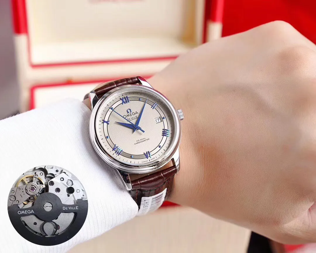 【Foreign trade import】💰2360! Omega-Diefei Series‼ ️ Simple and elegant, with a very obvious sense of post-modernism. The elegant and slim appearance, combined with the simple and elegant design, perfectly interprets the classic charm of the original elegant business. The size of the watch is 39.5 mm x 10 mm. The literal scales and hands all inherit the original craftsmanship. They are first polished and then rhodium-plated to ensure permanent luster and amazing temperament. The resistor LOGO on the plate is well curved and the edges are chamfered naturally. It seems small and exquisite, not worth mentioning, but in fact the craftsmanship is complicated and contains a lot of things. The brushing process of the bottom cover is consistent with the original product, and the position and details of the embossed Logo are of the highest quality in the market. The brushing process of the bottom cover is consistent with the original product, and the position and details of the embossed Logo are of the highest quality in the market. It adopts the super stable Japanese 8215 movement, truly achieving zero repairs. 🔥Top product, high quality products constantly🔥