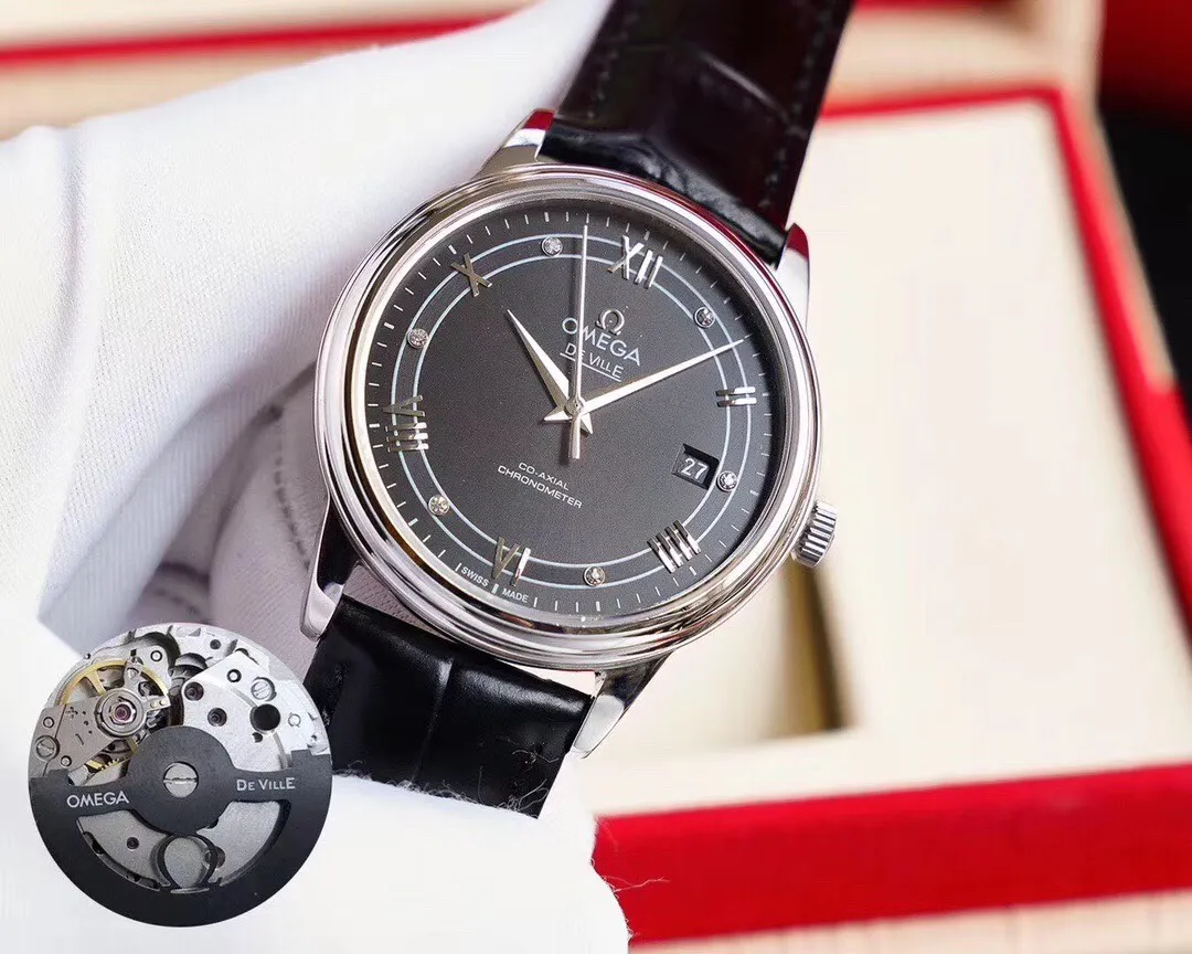 【Foreign trade import】💰2360! Omega-Diefei Series‼ ️ Simple and elegant, with a very obvious sense of post-modernism. The elegant and slim appearance, combined with the simple and elegant design, perfectly interprets the classic charm of the original elegant business. The size of the watch is 39.5 mm x 10 mm. The literal scales and hands all inherit the original craftsmanship. They are first polished and then rhodium-plated to ensure permanent luster and amazing temperament. The resistor LOGO on the plate is well curved and the edges are chamfered naturally. It seems small and exquisite, not worth mentioning, but in fact the craftsmanship is complicated and contains a lot of things. The brushing process of the bottom cover is consistent with the original product, and the position and details of the embossed Logo are of the highest quality in the market. The brushing process of the bottom cover is consistent with the original product, and the position and details of the embossed Logo are of the highest quality in the market. It adopts the super stable Japanese 8215 movement, truly achieving zero repairs. 🔥Top product, high quality products constantly🔥