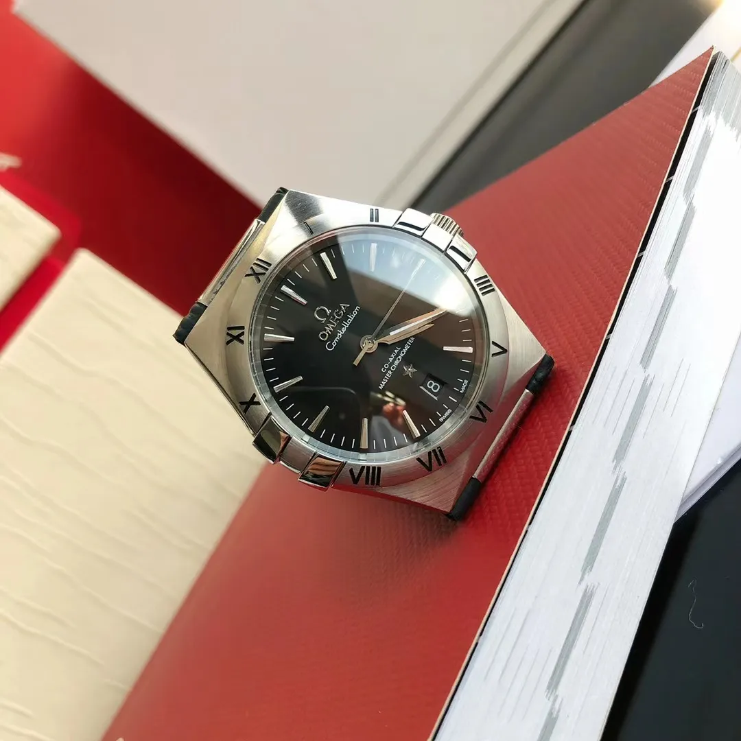 【High-end replica】💰1300! 【Customized all-in-one machine】💰1720! 2023 official new product - the fifth generation of Omega's "Constellation Gents" constellation series is on the market [color] After ten years of hard work, never give in! Another high-quality, ultra-affordable masterpiece that once again refreshes the "genuine appearance details, built-in brand new Citizen movement" [Movement] The entire network's exclusive replica of the Constellation series men's watch is equipped with the brand new Citizen 8215 automatic mechanical movement, exclusive corrected automatic hammer, the movement's kinetic energy is durable, accurate in travel time, ⭕️reworked [Case] 💯 Super waterproof, you can swim with confidence🚰 316L fine steel case, same material bracelet CNC cutting process, perfect shell shape and connection, vintage craftsmanship, the thinnest workmanship of the same level of movement [Details] The words are synchronized with the original strips, the texture is delicate, the disk surface is simple and elegant, the ring edge is hand-decorated and electroplated in a vacuum furnace, the color is uniform and bright, the original same color is complete, the strap is made of Italian calfskin with the original folding clasp