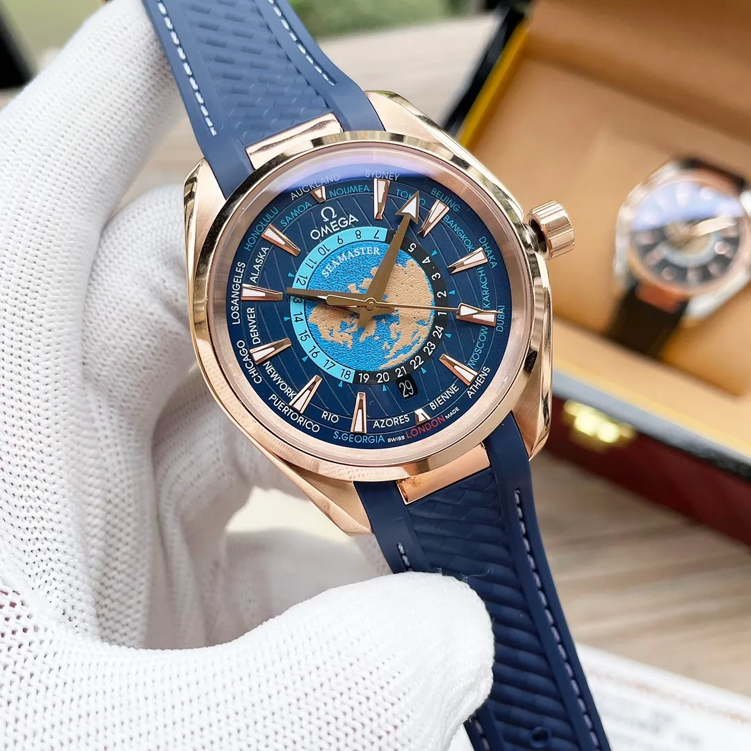 【High-end replica】💰1240! Customized all-in-one machine 💰1720! The Omega Seamaster World Ocean Series Aqua Terra 150 Meter Series world time watch became popular all over the world as soon as it came out. Today, exquisite watchmaking craftsmanship and attention to detail are inherited in newly launched watches, and more eye-catching craftsmanship and design elements are incorporated. The dial adopts Aqua Terra’s classic vertical teak texture, surrounded by different cities around the world. The 43mm case is equipped with an imported fully automatic mechanical movement. There is a new inner dial in the center of the dial. The grade 5 titanium plate shows an image of the earth overlooking the North Pole. The blue ocean is engraved with laser ablation technology, and the outline of the land is outlined in relief.