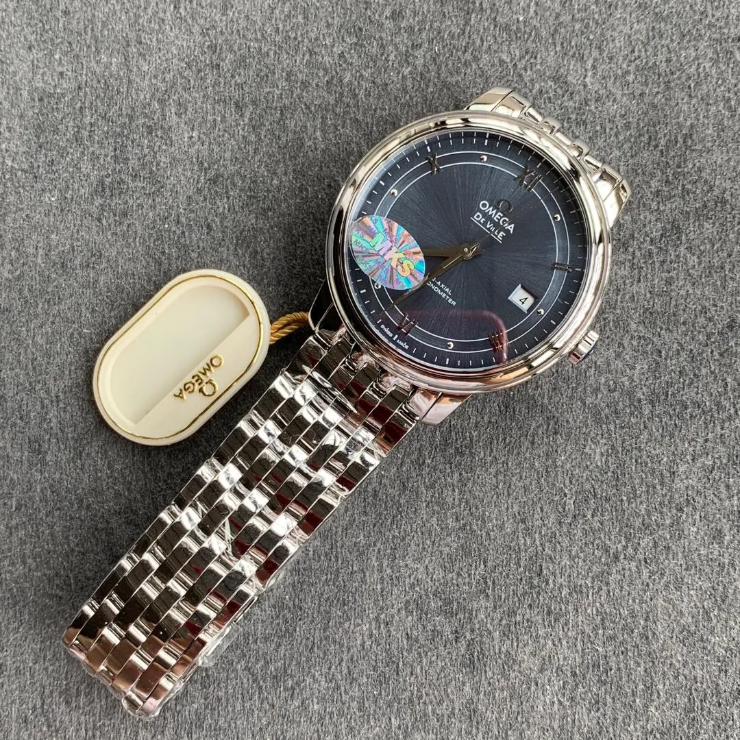 MKS Omega De Ville watch. With its elegant and slim appearance and simple and elegant design, MKS captures every detail and perfectly interprets the classic charm of the original elegant business. [Details of the masterpiece] The size of the watch is 39.5 mm x 10 mm. The literal scales and hands all inherit the original craftsmanship. They are first polished and then rhodium-plated to ensure permanent luster and amazing temperament. [Details of the masterpiece] The Omega resistor LOGO on the plate is well-curved, and the edges are chamfered naturally. It seems small and exquisite, not worth mentioning, but in fact the craftsmanship is complicated and contains a lot of things. [Innovative move] Using the super stable Japanese Miyota 9015 movement, it truly achieves zero repairs.