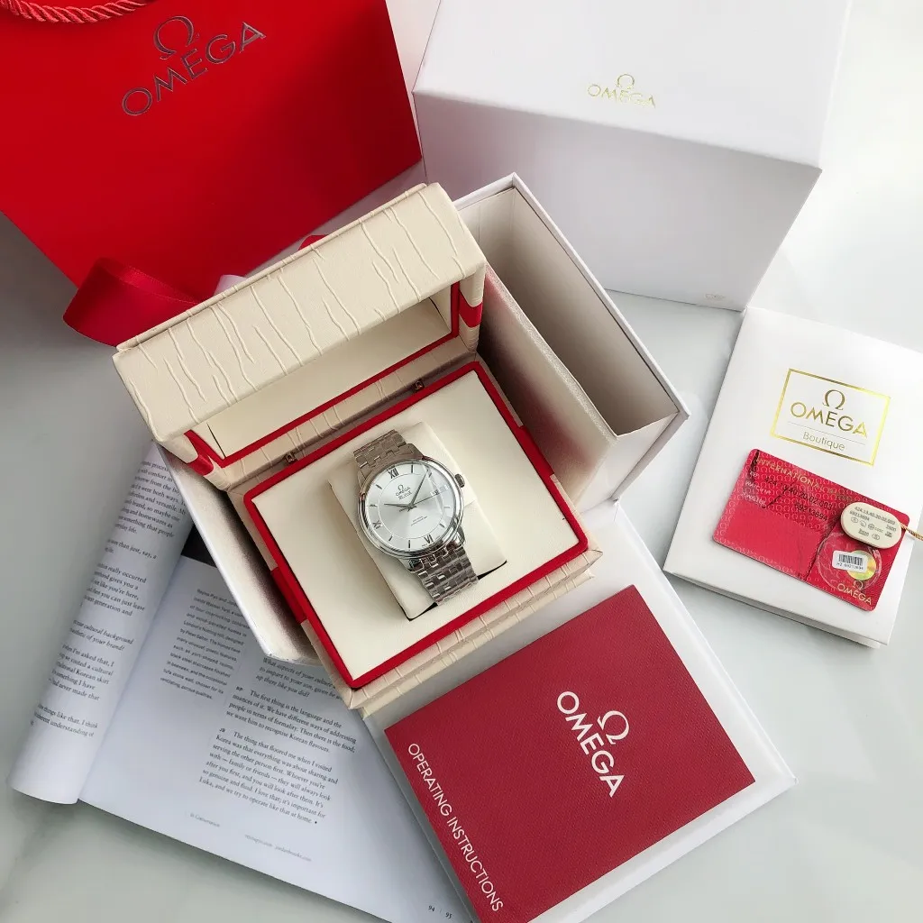 【High-end replica】💰1160! 【Customized all-in-one machine】💰1720! 2023 upgraded blockbuster model - Omega Butterfly De Ville series men's watch [Casual, simple and classic hot model] After the De Ville series was discontinued last year, the factory persisted in adhering to the concept of providing better prices and being more people-friendly. It spent nearly a year strictly controlling and selecting high-quality suppliers of various accessories. Thanks to the strong support of a replica factory, it has worked hard to create today's upgraded and high-quality products at the same price‼ ️ This upgrade uses the same-level lettering from a certain factory, corrects the original synchronous stretch clasp, and passes the factory damage test to ensure excellent quality [Movement] Equipped with zero repair 💯 Brand new Citizen 9015 all-in-one automatic mechanical movement, precise travel time and long-lasting, highly recognized by watch friends [Case] 316L stainless steel case, modified and beautiful body The bottom cover is embossed according to the original synchronized track text. The 39.5mm shell size adheres to the same original details. Curved dial. 100-meter depth waterproof. Scratch-resistant sapphire mirror. [Bracelet] Use 316L stainless steel bracelet with original folding stretch buckle of the same material or calfskin strap. This picture is a real shot of a customized all-in-one machine!