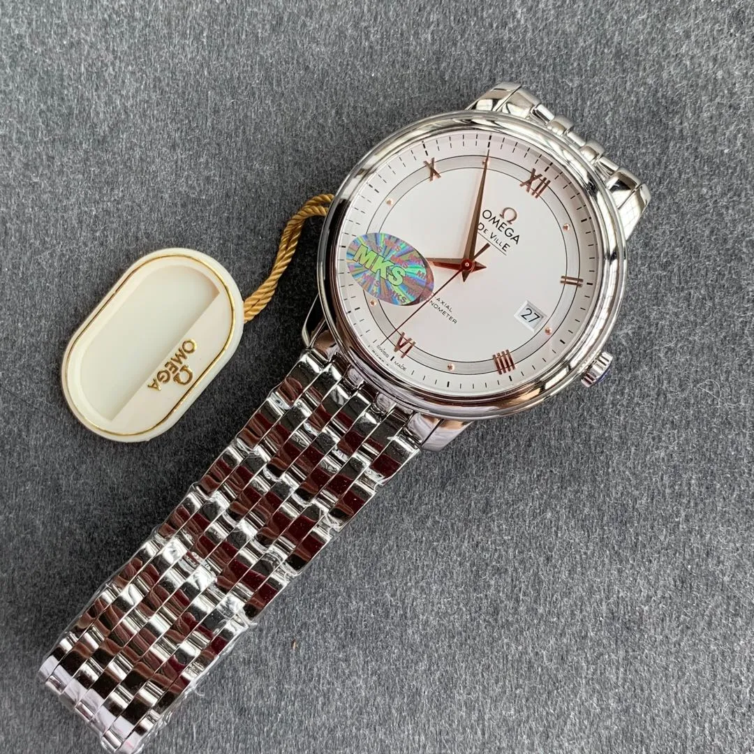 MKS Omega De Ville watch. With its elegant and slim appearance and simple and elegant design, MKS captures every detail and perfectly interprets the classic charm of the original elegant business. [Details of the masterpiece] The size of the watch is 39.5 mm x 10 mm. The literal scales and hands all inherit the original craftsmanship. They are first polished and then rhodium-plated to ensure permanent luster and amazing temperament. [Details of the masterpiece] The Omega resistor LOGO on the plate is well-curved, and the edges are chamfered naturally. It seems small and exquisite, not worth mentioning, but in fact the craftsmanship is complicated and contains a lot of things. [Innovative move] Using the super stable Japanese Miyota 9015 movement, it truly achieves zero repairs.