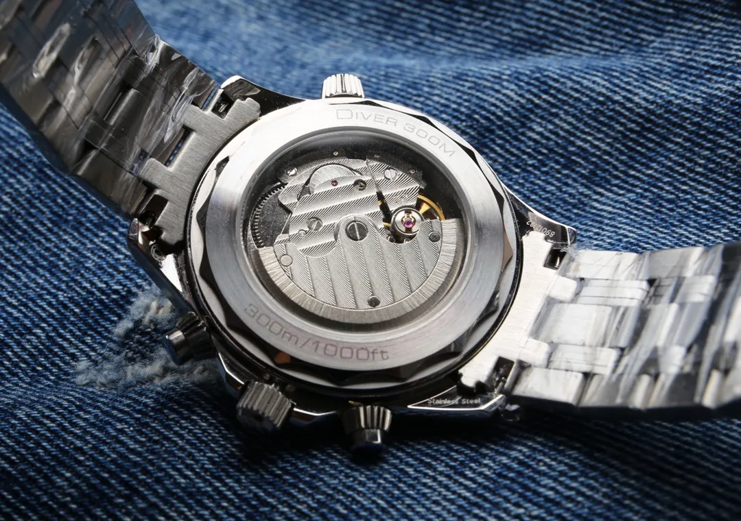 【Top replica】💰2400! When releasing new products, Omega has always adhered to the principle of one code and one watch. Each watch has its own unique identity code, which can be checked on the official website. Look for A1 products, focus on research and create high-end products, and present the most exquisite and excellent watch craftsmanship.  The Omega Seamaster 300 series, 42mm*12mm, uses an imported fully automatic mechanical movement to achieve zero repairs, has a power reserve of over 48 hours, and is waterproof to a depth of up to 50 meters.  [Case Material]: Stainless steel, polished black ceramic bezel decorated with white enamel diving scale⁠.  [Mirror material]: Arc-shaped double-sided anti-reflective and wear-resistant sapphire glass mirror. (Focus on original new machines) Focus is an attitude, produced by JH!