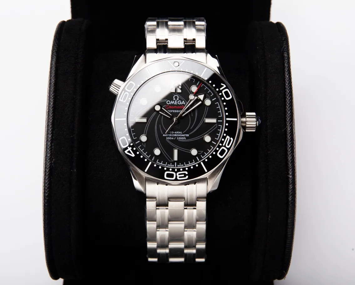 【High-end replica】💰1300! Customized all-in-one machine 💰1900! Omega Seamaster 007 First Anniversary Series 300-meter Diving Watch is of exclusive quality on the entire network. [Movement] Equipped with the brand new 9015 all-in-one fully automatic mechanical movement imported from Japan, it truly achieves zero repairs, accurate running time, strong practicality and 100% waterproof. [Glass] High-definition double-bore sapphire mirror [Ceramic ring] Use imported ceramic ring [Pointer] Super-LumiNova [Pointer] Corresponds to the original electroplated metal rotor [Literal] Corresponds to the counter Seamaster 300 porcelain surface craftsmanship (the visual effect beats ordinary oil pressure) [Case] ​​Made of 316L stainless steel case, equipped with the only original ceramic one-way rotating timing ring in its class. The pressure relief valve on the side of the case is the same as the original one. Table diameter 42, official perfect size!
