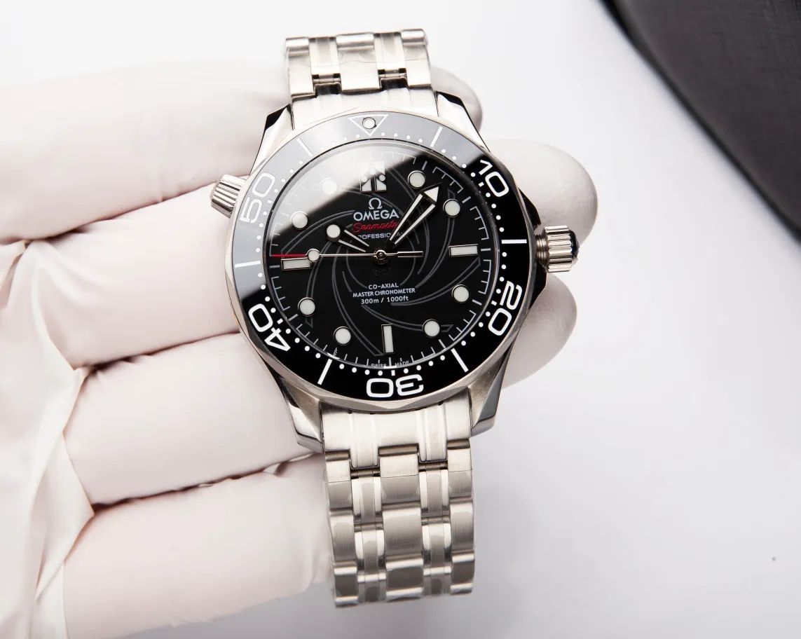 【High-end replica】💰1300! Customized all-in-one machine 💰1900! Omega Seamaster 007 First Anniversary Series 300-meter Diving Watch is of exclusive quality on the entire network. [Movement] Equipped with the brand new 9015 all-in-one fully automatic mechanical movement imported from Japan, it truly achieves zero repairs, accurate running time, strong practicality and 100% waterproof. [Glass] High-definition double-bore sapphire mirror [Ceramic ring] Use imported ceramic ring [Pointer] Super-LumiNova [Pointer] Corresponds to the original electroplated metal rotor [Literal] Corresponds to the counter Seamaster 300 porcelain surface craftsmanship (the visual effect beats ordinary oil pressure) [Case] ​​Made of 316L stainless steel case, equipped with the only original ceramic one-way rotating timing ring in its class. The pressure relief valve on the side of the case is the same as the original one. Table diameter 42, official perfect size!