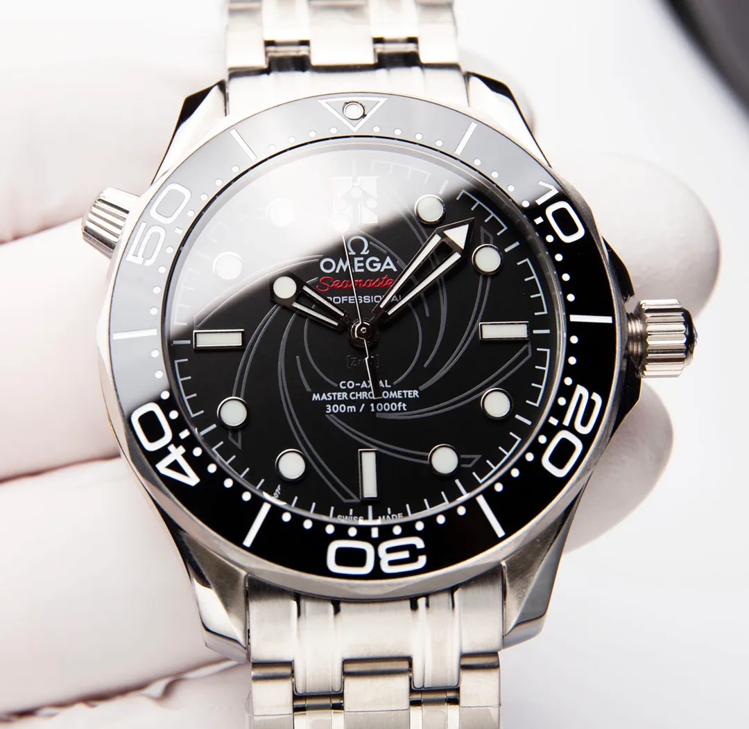【High-end replica】💰1300! Customized all-in-one machine 💰1900! Omega Seamaster 007 First Anniversary Series 300-meter Diving Watch is of exclusive quality on the entire network. [Movement] Equipped with the brand new 9015 all-in-one fully automatic mechanical movement imported from Japan, it truly achieves zero repairs, accurate running time, strong practicality and 100% waterproof. [Glass] High-definition double-bore sapphire mirror [Ceramic ring] Use imported ceramic ring [Pointer] Super-LumiNova [Pointer] Corresponds to the original electroplated metal rotor [Literal] Corresponds to the counter Seamaster 300 porcelain surface craftsmanship (the visual effect beats ordinary oil pressure) [Case] ​​Made of 316L stainless steel case, equipped with the only original ceramic one-way rotating timing ring in its class. The pressure relief valve on the side of the case is the same as the original one. Table diameter 42, official perfect size!