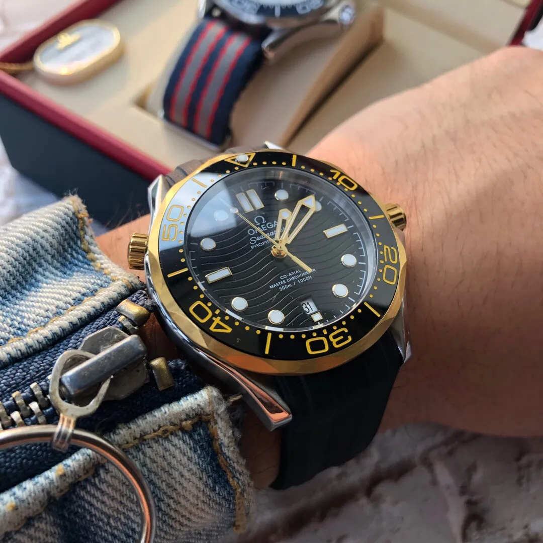 【High-end replica】💰970! Omega Seamaster series ceramic rings are produced with strict and consistent details. 🇨🇳Original synchronization, the same size of 42mm, equipped with fully automatic imported machinery, can be installed with Citizen movements, and the mystery is optional. ✈️On the occasion of the 25th anniversary of the advent of diving watches, the new classic Seamaster series 300-meter diving watch was born against this background. This watch produced by Qiao Qiao really innovates and changes the brand's Haima series from the inside out.