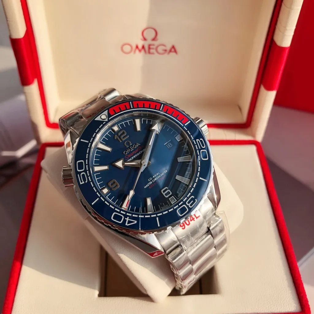 【High-end replica】💰1240! 【Customized all-in-one machine】💰1760! The 2023 new upgraded Omega Seamaster 600-meter diving watch rubber strap model has arrived in full color. The ceramic bezel is unique to the whole network. The internal repair is the Citizen 9015 all-in-one mechanical movement, and the external repair details are synchronized with the original ones. [Movement] Equipped with 💯 Brand new Japanese original Citizen 9015 automatic mechanical movement, original see-through design, corrected movement rotor, 0️⃣repair, accurate timing, strong practicality [Case] Made of 316L stainless steel, with gold plating in the exclusive vacuum furnace on the entire network, equipped with the only original ceramic one-way rotating chronograph ring in its class [Bracelet] The official synchronous rubber strap or 316 stainless steel five-bead bracelet of the Seamaster 600-meter diving watch is optional! This picture shows the quality of a customized all-in-one machine!