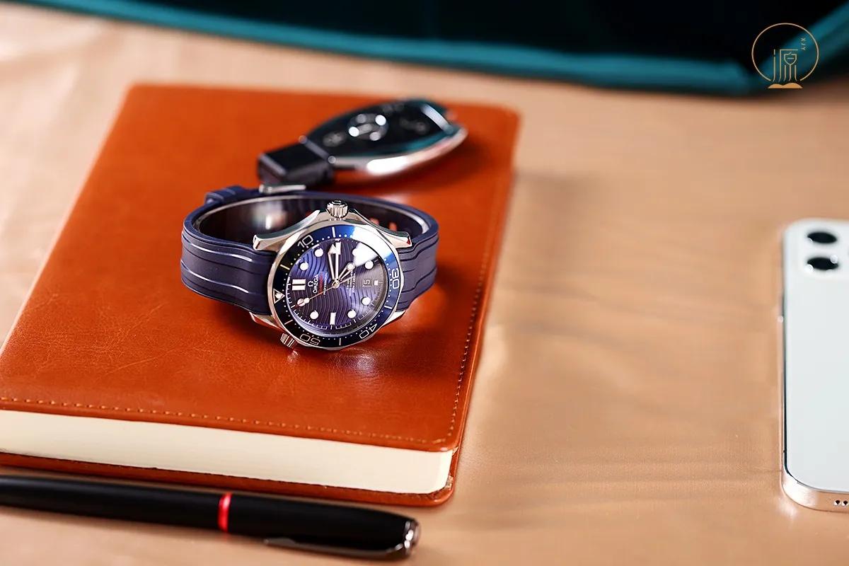 【High-end replica】💰1160! Omega Seamaster series ceramic rings are made with strict and consistent details. 🇨🇳Original synchronization, the same size of 42mm, equipped with fully automatic imported machinery! ✈️On the occasion of the 25th anniversary of the advent of diving watches, the new classic Seamaster series 300-meter diving watch was born against this background. This watch produced by Qiao Qiao really innovates and changes the brand's Haima series from the inside out.