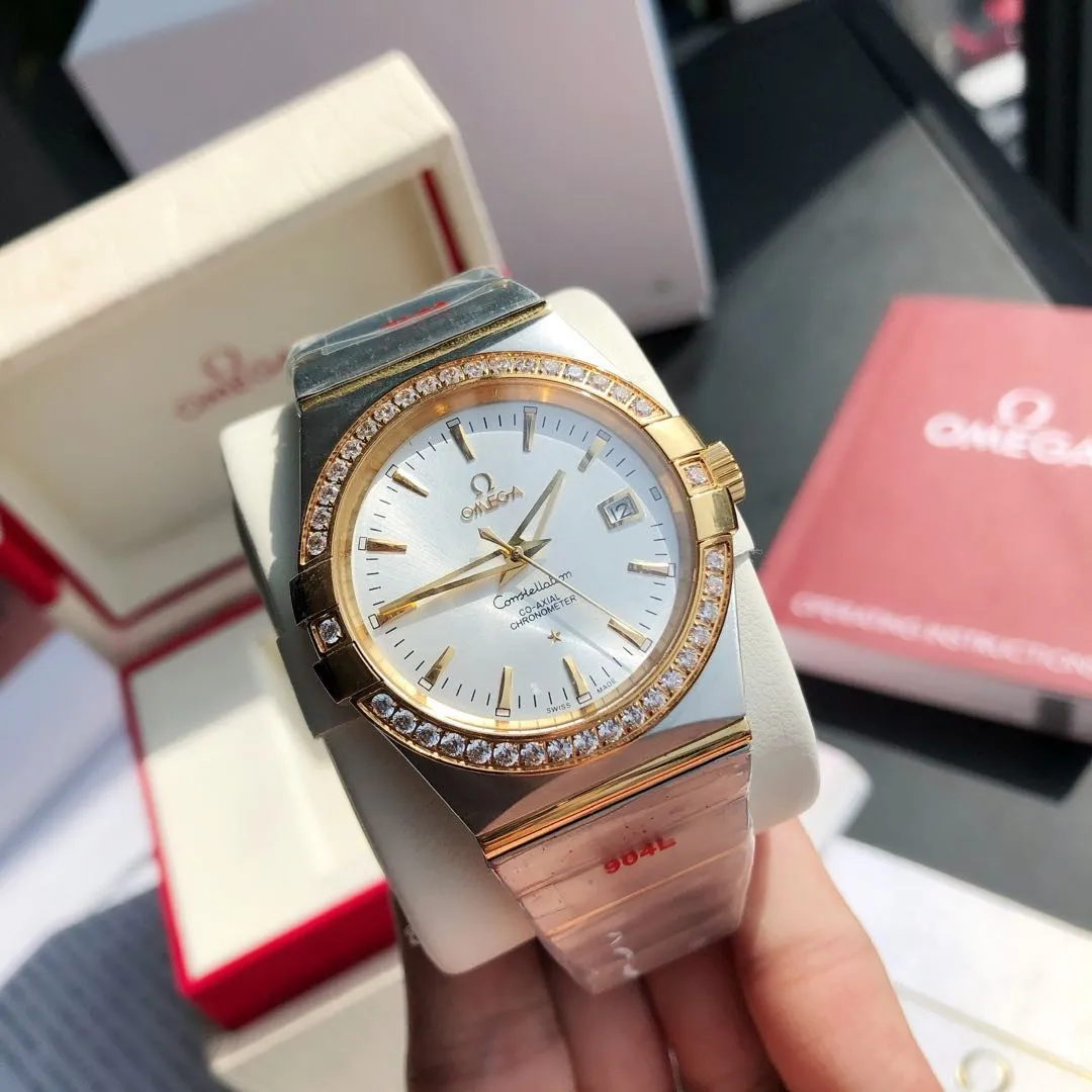 Constellation series couple watch. Men's size: 38/10.5mm. Women's size: 27/10.5mm [Annual masterpiece, classic hit] In 2020, GD produced another full series of high-quality products to fill the gap-Omega Constellation series fully automatic mechanical watch. It has been sharpened for ten years and never gives up! Another high-quality, ultra-affordable representative work produced by GD once again refreshes the "genuine appearance details, built-in new Citizen movement" [Movement] GD produces the entire network's exclusive replica Constellation series men's watch equipped with 💯 The new Citizen 8215 automatic mechanical movement, and the women's watch is equipped with 💯 The new Citizen 6T51 automatic mechanical movement, exclusive correction of the 8501 original automatic hammer, the kinetic energy of the movement is durable, and the travel time is accurate, ⭕️ Reworked [Case] 💯 Super waterproof, you can swim with confidence 🚰 316L stainless steel case, CNC cutting process for the same material bracelet, perfect shell shape and joints, replica craftsmanship, the thinnest workmanship of the same level of movement‼ ️ Equipped with a high-quality Swarovski crystal diamond ring (not an ordinary pickaxe stone), it is colorful under the sun [Details] The original strips and diamond sides are optional, and the original ones are all the same color. The bracelet is equipped with the only original folding clasp in its class, and the sapphire anti-scratch glass mirror reads clearly [Inventory] 1000+ in the whole series, long-term replenishment supply ⚠️Please look for the exclusive quality of GD products