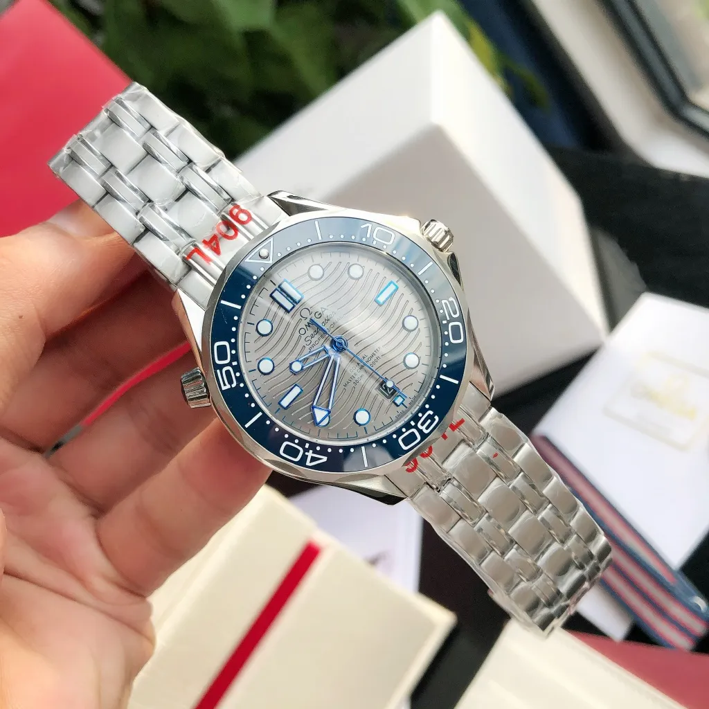 【High-end replica】💰1160! Omega Seamaster 2022 is the pinnacle of annual upgrades. The new Seamaster series 300-meter diving watch produced by GD has arrived. Feedback is coming! Always adhering to the practical value, there is no best, only better upgrade concept, bringing the entire series of Omega Seamaster watches with the new Citizen movement to the top again! [Movement] Equipped with 💯 brand new Japanese original Citizen 8215 automatic mechanical movement, original see-through design, 0️⃣repair, accurate running time, strong practicality [Case] Made of 316L stainless steel case, equipped with the only original ceramic one-way rotating chronograph ring in its class [Bracelet] 316 stainless steel five-bead bracelet, equipped with the only original push-pull adjustable clasp in its class. The steel belt model comes with an original woven cloth strap, buy one get one free, the best value in its class ⚠️Please look for GD exclusive details and quality