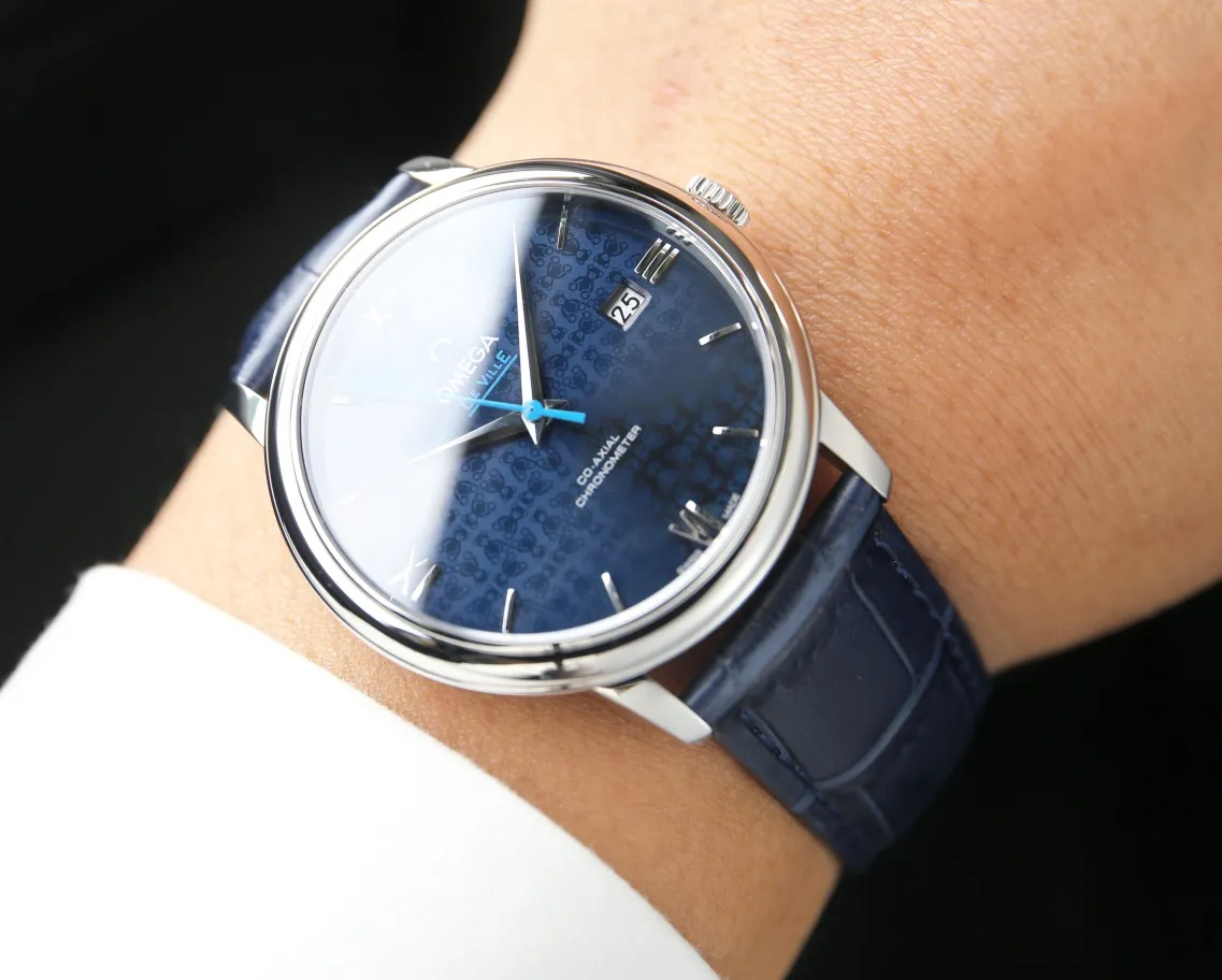 【High-end replica】💰1720! 【Top replica】💰2700! Omega De Ville DE VILLE series! It took two years of research and development and production to finally come out. Every process of the product structure is also made of CNC finishing to make the 2018 Basel Jewelry and Watch Fair miracle new watch! Elegant design, excellent quality, simple and classic 39.5 mm stainless steel round case with smooth and natural lines. After polishing, it presents a full metallic texture. It is very beautiful and integrates with the perfectly curved stainless steel lugs. It fits the human body design of the wrist very well!       Completely following Swiss standard craftsmanship requirements, we try our best to restore the original product one by one, including the glass, case, polishing, and yarn drawing, and reproduce the original product. We use the 9015 movement and perform precise testing to ensure that the appearance of the watch is exactly the same as the original product in size and thickness! The watches produced by this product have all undergone high-quality waterproof testing, travel time testing, and case detail testing! An absolute work of conscience! Full of sincerity!          The high-definition, translucent and dazzling imported sapphire crystal mirror, specially customized high-quality calf leather and original buckle, or the polished and polished stainless steel bracelet that is close to the original factory standard, provide a very comfortable wearing feeling! This replica watch you got! Will love it!        Arrived in very small quantities! Are you excited? Act quickly!         (Focus on original new machines) Focus is an attitude, produced by JH!