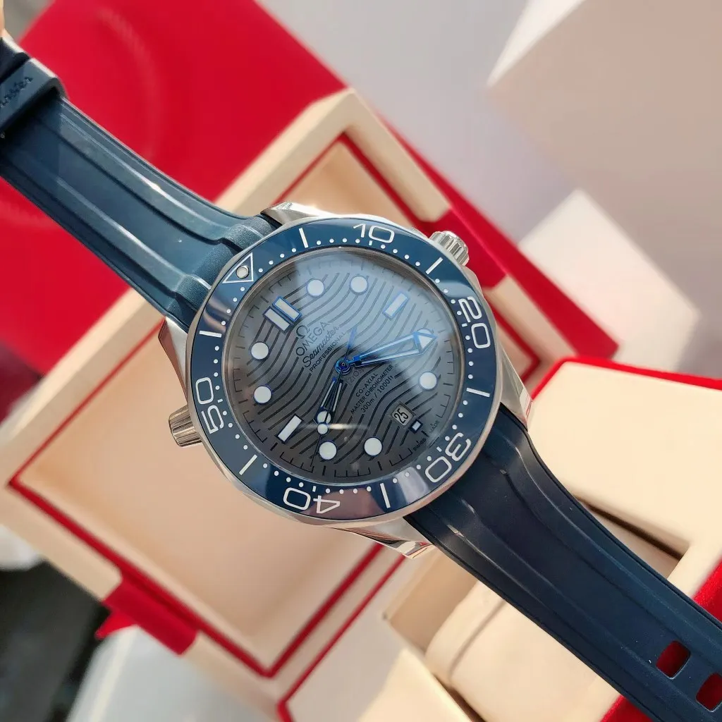 【High-end replica】💰1160! 【Customized all-in-one machine】💰1720! Omega Seamaster's new upgraded version of Seamaster 300 meters has arrived. It continues to adhere to practical value, delve into appearance details, and import an all-in-one movement. There is no best, only a better upgrade concept. It will once again push the entire series of Seamaster watches with the new Citizen movement to the top!  [Upgrade 1] Corrected the bezel to match the color of the letter, synchronized with the original genuine sunken luminous pearl, and the luminous color is synchronized [Upgrade 2] Corrected the original synchronized 8800 movement automatic hammer, effectively combined with the durability of the imported 9015 movement, and more intuitively close to the original [Upgrade 3] Upgraded the arched scratch-resistant sapphire glass mirror, since then‼ ️ All watches are made of sapphire glass [Upgrade 4] Using original genuine CNC molds, perfectly copying the same shell shape and band-shaped curvature of the genuine products. The appearance similarity with the genuine products is indistinguishable. The pictures were taken on a customized all-in-one machine!