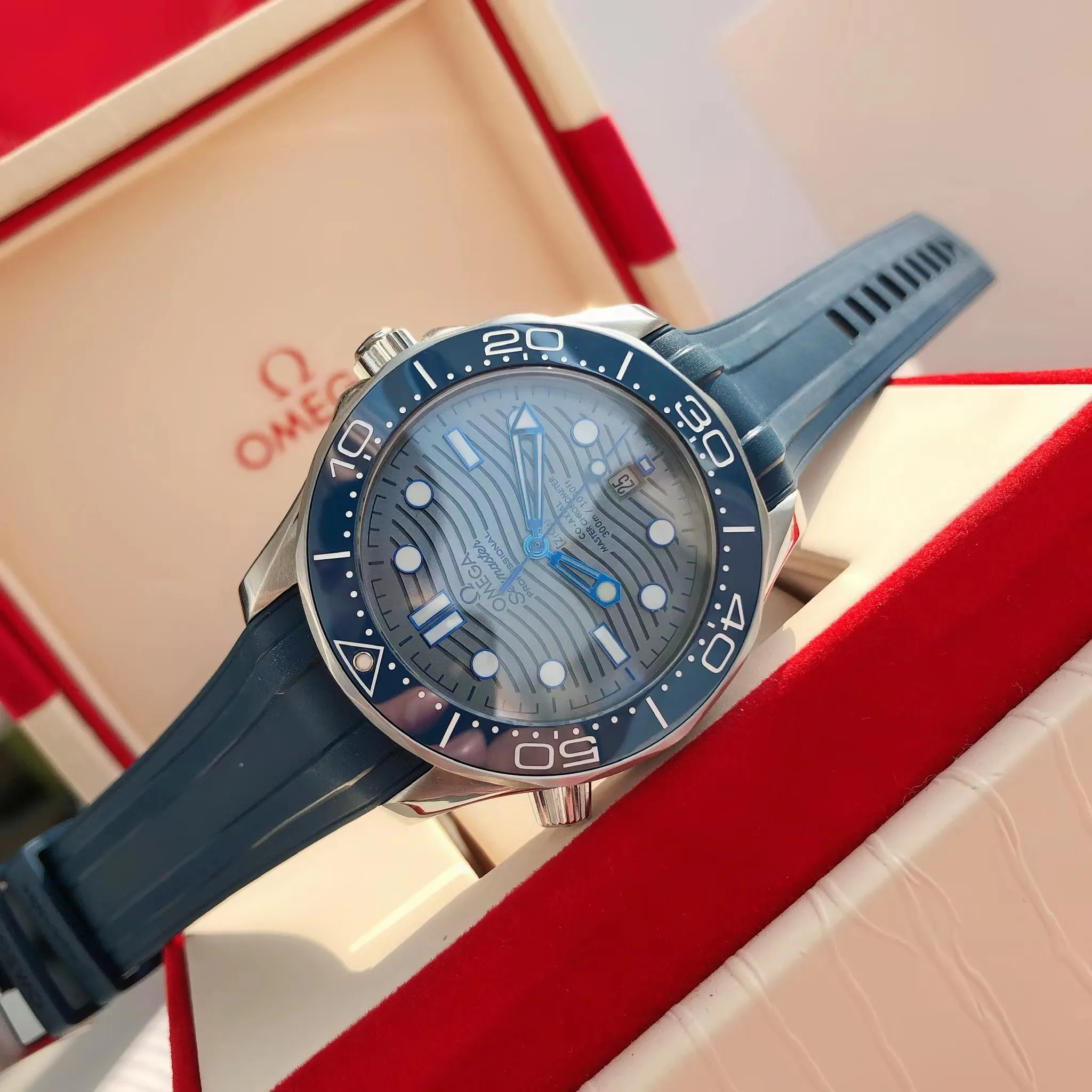 【High-end replica】💰1160! 【Customized all-in-one machine】💰1720! Omega Seamaster's new upgraded version of Seamaster 300 meters has arrived. It continues to adhere to practical value, delve into appearance details, and import an all-in-one movement. There is no best, only a better upgrade concept. It will once again push the entire series of Seamaster watches with the new Citizen movement to the top!  [Upgrade 1] Corrected the bezel to match the color of the letter, synchronized with the original genuine sunken luminous pearl, and the luminous color is synchronized [Upgrade 2] Corrected the original synchronized 8800 movement automatic hammer, effectively combined with the durability of the imported 9015 movement, and more intuitively close to the original [Upgrade 3] Upgraded the arched scratch-resistant sapphire glass mirror, since then‼ ️ All watches are made of sapphire glass [Upgrade 4] Using original genuine CNC molds, perfectly copying the same shell shape and band-shaped curvature of the genuine products. The appearance similarity with the genuine products is indistinguishable. The pictures were taken on a customized all-in-one machine!