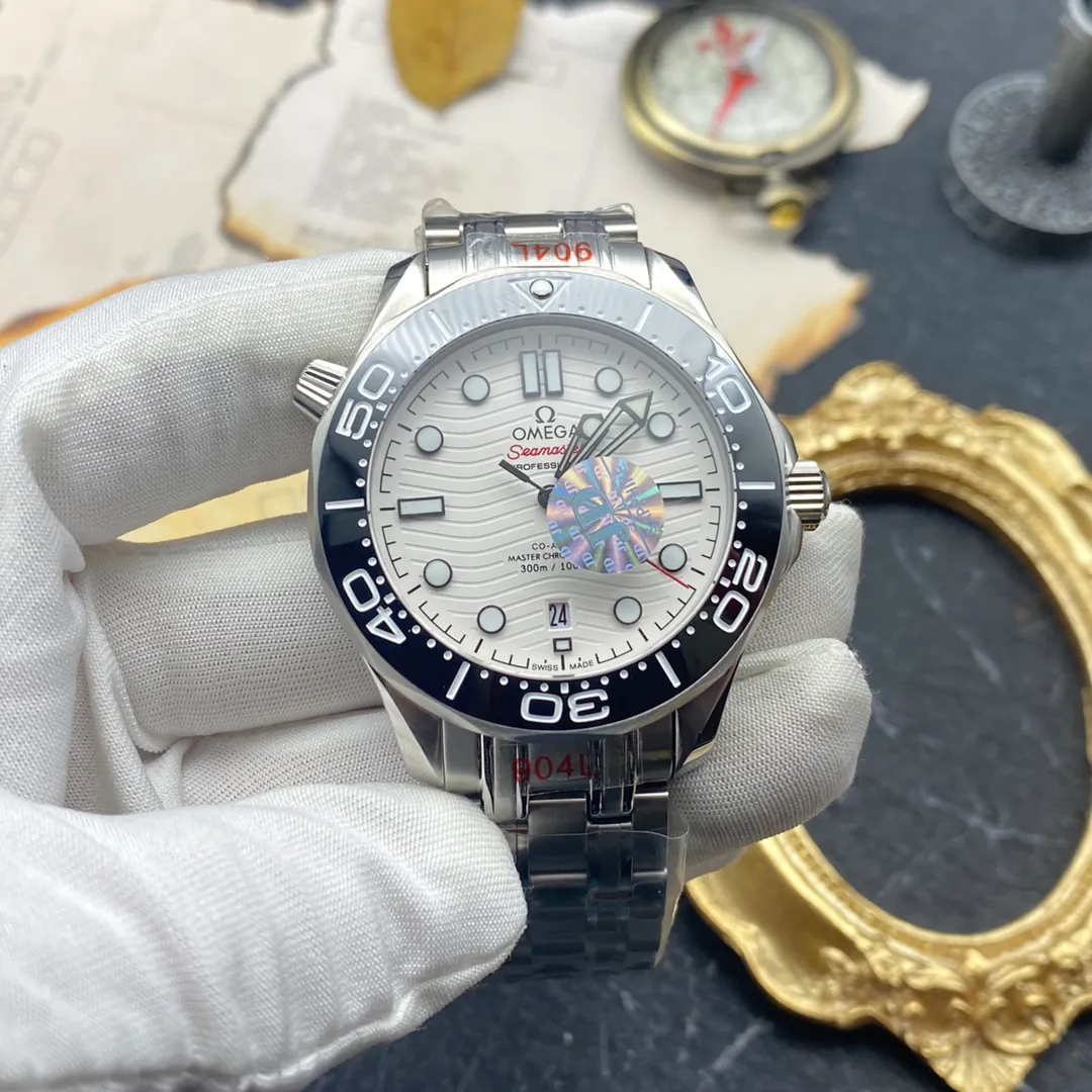 The OMEGA Seamaster 300 series has won the hearts of many people with its unique design and excellent performance. The watch inherits the glorious marine legend. Combining artistic innovation with current design concepts. Brand: OMEGA Series: Seamaster Diving 300 Meter Ocean Watch Movement: 8800 Strap: Nine-bead steel strap and rubber strap (1:1) Size: 42mm13mm Material: 316 stainless steel
