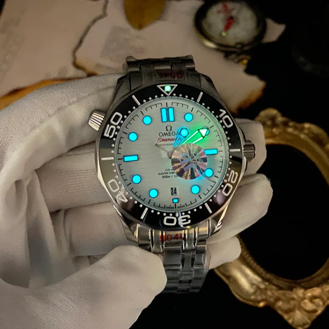 The OMEGA Seamaster 300 series has won the hearts of many people with its unique design and excellent performance. The watch inherits the glorious marine legend. Combining artistic innovation with current design concepts. Brand: OMEGA Series: Seamaster Diving 300 Meter Ocean Watch Movement: 8800 Strap: Nine-bead steel strap and rubber strap (1:1) Size: 42mm13mm Material: 316 stainless steel