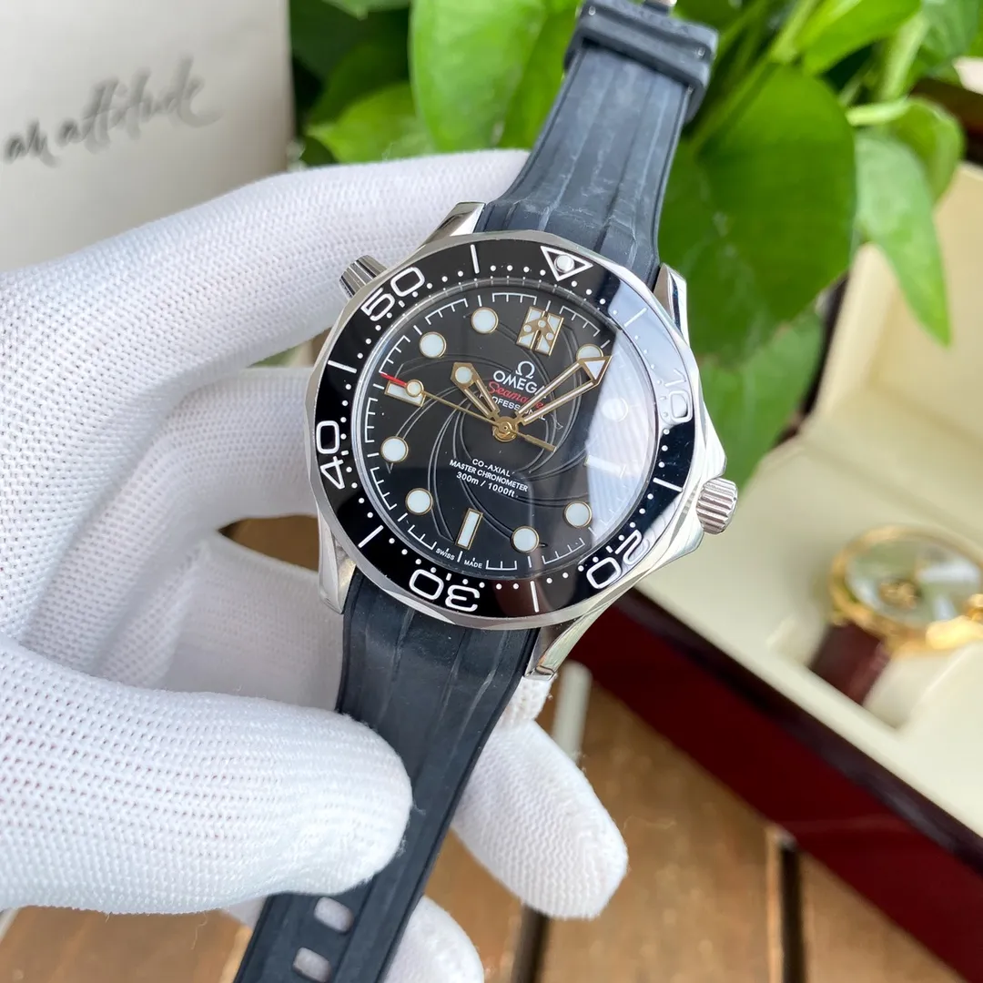 【Foreign trade import】💰1160! OMEGA-OMEGA🏅🏅 Type: Men's watch 🎉🎉 Case: Top version 316 stainless steel L Strap: Natural rubber waterproof tape Movement: 8215 Citizen mechanical movement ⚙️ Mirror: High-end double-pushed sapphire mirror glass Size: 40mm in diameter and 11mm thick ⭐"Original single molded pin buckle Ice blue luminous Steel strap buckle can be fine-tuned Calendar disk color official website synchronization ”⭐ 🍷Exquisite inheritance of real effects, quality guaranteed! ‼ ️The elegant style instantly enhances the charm of men and is a symbol of taste and noble life!