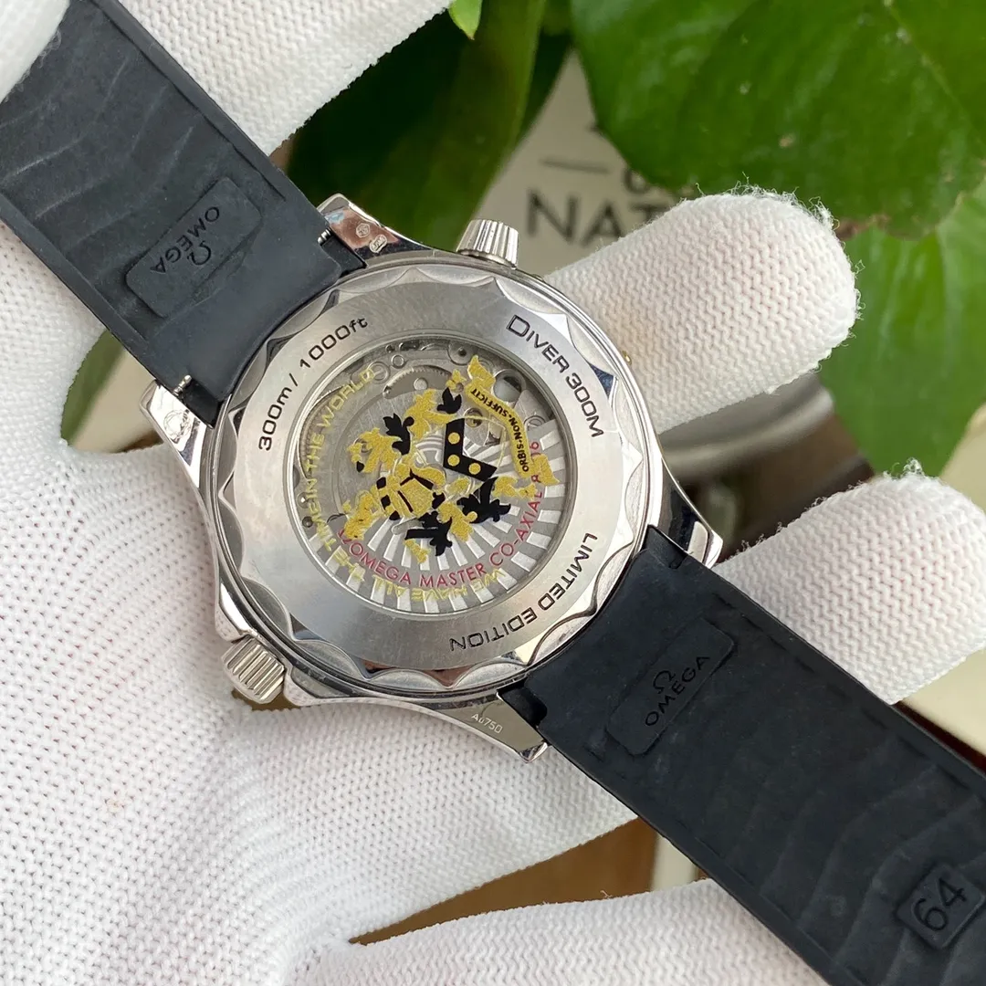 【Foreign trade import】💰1160! OMEGA-OMEGA🏅🏅 Type: Men's watch 🎉🎉 Case: Top version 316 stainless steel L Strap: Natural rubber waterproof tape Movement: 8215 Citizen mechanical movement ⚙️ Mirror: High-end double-pushed sapphire mirror glass Size: 40mm in diameter and 11mm thick ⭐"Original single molded pin buckle Ice blue luminous Steel strap buckle can be fine-tuned Calendar disk color official website synchronization ”⭐ 🍷Exquisite inheritance of real effects, quality guaranteed! ‼ ️The elegant style instantly enhances the charm of men and is a symbol of taste and noble life!
