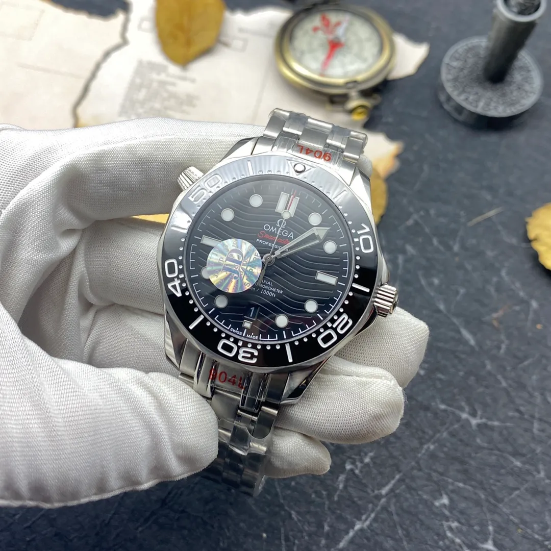 The OMEGA Seamaster 300 series has won the hearts of many people with its unique design and excellent performance. The watch inherits the glorious marine legend. Combining artistic innovation with current design concepts. Brand: OMEGA Series: Seamaster Diving 300 Meter Ocean Watch Movement: 8800 Strap: Nine-bead steel strap and rubber strap (1:1) Size: 42mm13mm Material: 316 stainless steel