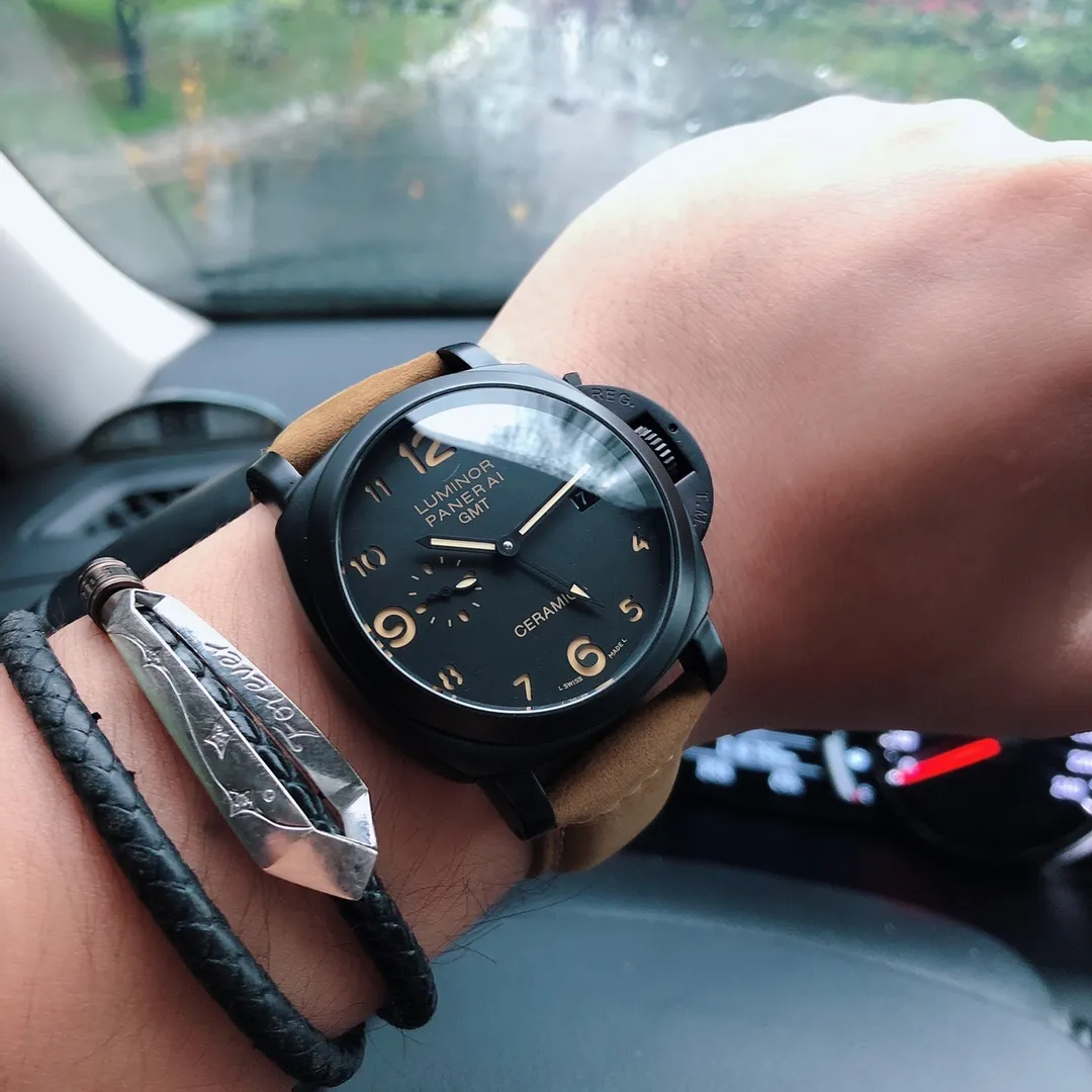 【High-end replica】💰1300! Panerai PAM441 44mm watch diameter is full of high-end workmanship. It is the first choice for high-end replica quality gifts. The black dial and black stainless steel case are integrated into one, perfectly expressing the deep sea atmosphere of Panerai. The luminous Arabic numeral time scales are very eye-catching and blend well with the black dial. The silk is not obtrusive. In addition, the strap is also made of 316L fine steel. Equipped with imported Citizen 8215 fully automatic winding mechanical movement.