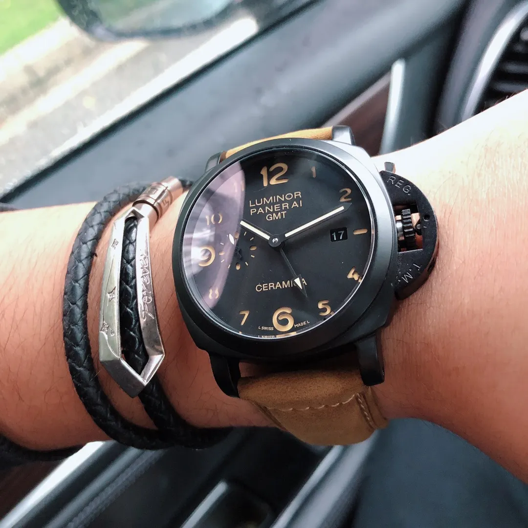 【High-end replica】💰1300! Panerai PAM441 44mm watch diameter is full of high-end workmanship. It is the first choice for high-end replica quality gifts. The black dial and black stainless steel case are integrated into one, perfectly expressing the deep sea atmosphere of Panerai. The luminous Arabic numeral time scales are very eye-catching and blend well with the black dial. The silk is not obtrusive. In addition, the strap is also made of 316L fine steel. Equipped with imported Citizen 8215 fully automatic winding mechanical movement.
