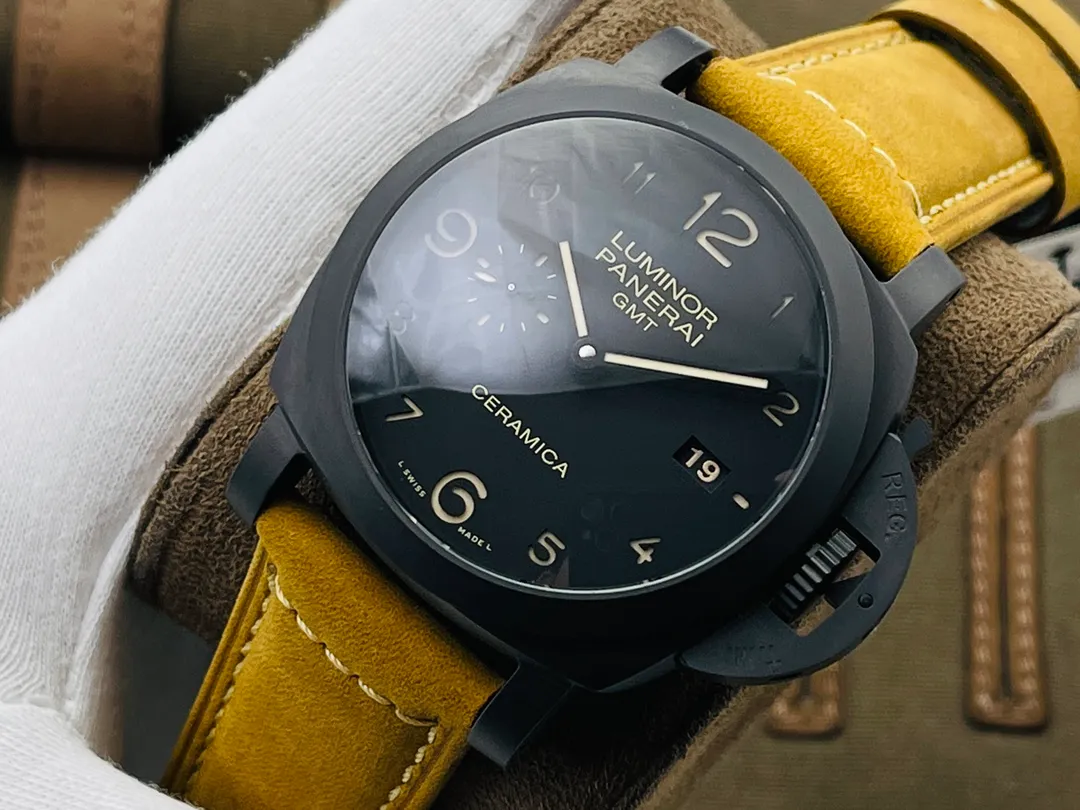 【Top Replica】💰Private chat! VS441 Panerai 44MM full ceramic case, equipped with VS second-generation P18002 movement. VS strives for perfection, relies on solid workmanship and stable quality, and lives up to expectations by launching an upgraded version of 441, with the following corrections: 1⃣️Time adjustment function: the hour hand can be quickly adjusted, the calendar can be adjusted by the hour hand quick adjustment, GMT moves one circle in 12 hours, and all functions have been corrected to be consistent with the original product.  2⃣️Bottom cover glass: Upgraded to 9-grade sapphire glass with the same hardness as the front glass.  3⃣️Appearance of the movement: The screw hole positions have been corrected to make it closer to the original, with a similarity of 95% and almost no flaws.  4⃣️The upgraded version of the movement is thinner and the thickness is the same as the original. VS Factory’s ingenious work welcomes your appreciation!
