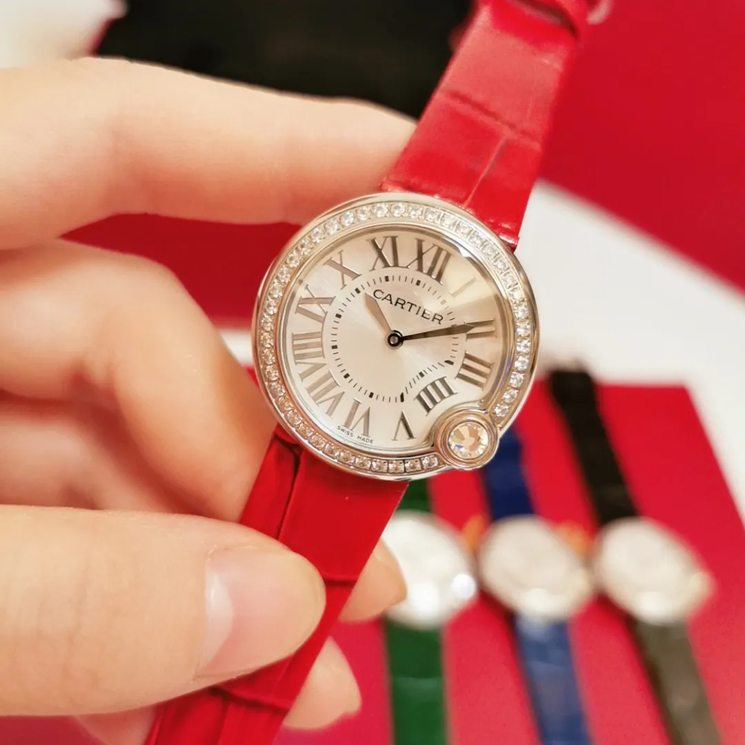 【Foreign trade import】💰1120! Upgraded version, quality upgrade without price increase. The whitest balloon and gray and black strap are closer to the original product! Cartier Ballon Blanc de Cartier series! Size 30mm! Counter genuine synchronized version! I fell in love with the white balloon at first sight! "Haze Gray" is super white! The biggest difference between the white balloon and the blue balloon is that there is a rhombus diamond in the fourth position! The low-key leather strap complements the luster of the electroplated 18k rose gold dial! The latest styles from the counter will not be as popular as blue balloons! (1)Swiss Ronda quartz movement➕(2)With fisheye sapphire mirror glass, the crown at 4 o'clock is set with a 0.14 carat diamond! The color perfectly restores the real diamond! Rhombus-shaped diamonds are different from ordinary zircons on the market! (3) Silver Roman font, not blue! The grilled blue needle hands have also been changed to rose gold! (4) We also spend a lot of money on the watch strap to achieve genuine 1:1 quality and match it with Italian cowhide.