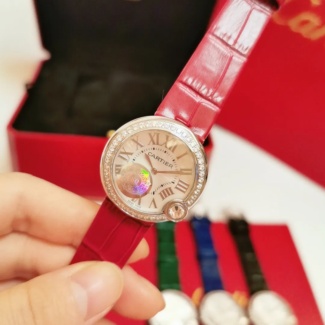【Foreign trade import】💰1120! Upgraded version, quality upgrade without price increase. The whitest balloon and gray and black strap are closer to the original product! Cartier Ballon Blanc de Cartier series! Size 30mm! Counter genuine synchronized version! I fell in love with the white balloon at first sight! "Haze Gray" is super white! The biggest difference between the white balloon and the blue balloon is that there is a rhombus diamond in the fourth position! The low-key leather strap complements the luster of the electroplated 18k rose gold dial! The latest styles from the counter will not be as popular as blue balloons! (1)Swiss Ronda quartz movement➕(2)With fisheye sapphire mirror glass, the crown at 4 o'clock is set with a 0.14 carat diamond! The color perfectly restores the real diamond! Rhombus-shaped diamonds are different from ordinary zircons on the market! (3) Silver Roman font, not blue! The grilled blue needle hands have also been changed to rose gold! (4) We also spend a lot of money on the watch strap to achieve genuine 1:1 quality and match it with Italian cowhide.