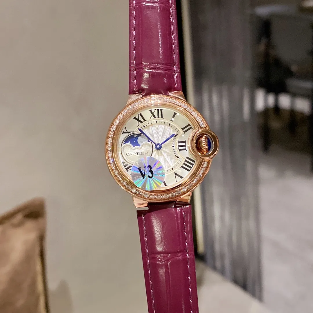 【Foreign trade import】💰1040! Cartier Blue Balloon, exquisite 33mm quartz watch, 9-digit sun, moon and stars large frame display, starry sky running, time flowing, special craftsmanship with diamonds, perfect personality. Matched with fish-eye sapphire glass, using Swiss original Swiss quartz movement, accurate travel time, imported high-gloss cowhide leather belt, original folding buckle, look for high-quality complete package and wear warranty card tag.