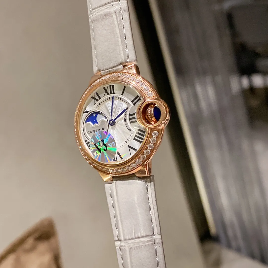 【Foreign trade import】💰1040! Cartier Blue Balloon, exquisite 33mm quartz watch, 9-digit sun, moon and stars large frame display, starry sky running, time flowing, special craftsmanship with diamonds, perfect personality. Matched with fish-eye sapphire glass, using Swiss original Swiss quartz movement, accurate travel time, imported high-gloss cowhide leather belt, original folding buckle, look for high-quality complete package and wear warranty card tag.
