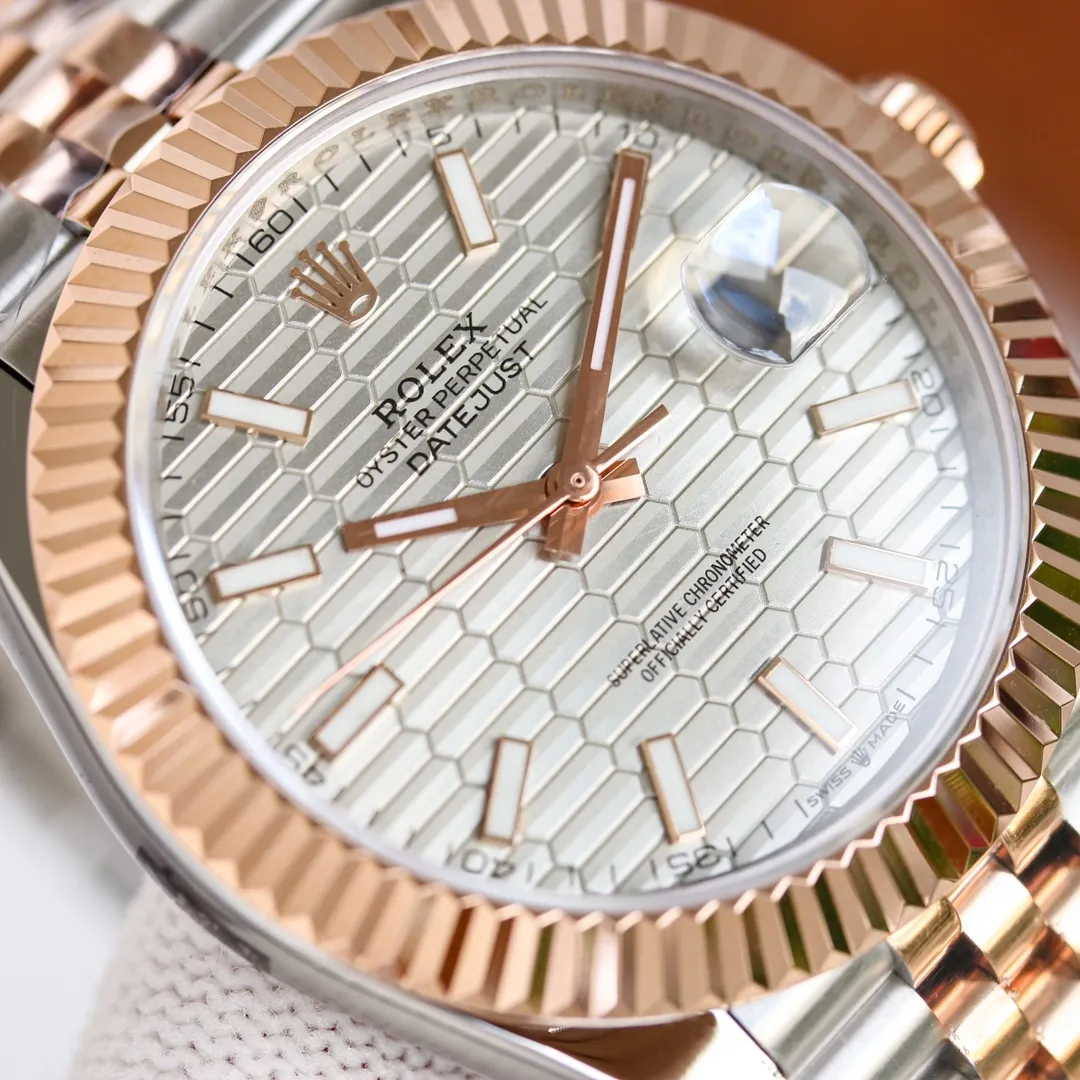 【High-end replica】💰1160 【Top-level replica】💰Private chat! The Rolex Diary series continues to improve the replica effect, and the ROLEX research spirit of continuous improvement in gold, rose, and stainless steel, especially the industry recognition of the five artifacts, has been an upward trend in sales! [Size] Diameter 41mm [Mirror] Scratch-resistant sapphire mirror, anti-reflective convex magnifying calendar window [Case] ​​316L stainless steel, the crown is the same as the counter! [Movement] 3235 automatic mechanical movement, ensuring the stability of the movement! [Watch Strap] Oyster-style three-piece and five-piece watch straps, folding buckle, as easy to buckle as at the counter, and the details of the buckle are also well engraved! This picture was taken as a top-notch replica!