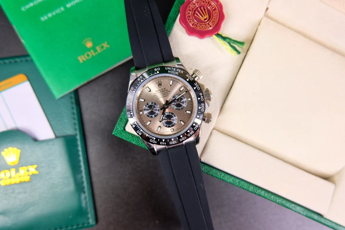 [Foreign trade import] 💰970 Rolex Daytona, Submariner series Automatic mechanical movement, 40 mm, men's Power reserve: 50 hours Case diameter: 40 mm Case material: stainless steel; 316L stainless steel; outer ring black Cerachrom ceramic solid outer ring with tachymeter scale Dial color: black Dial shape: round Dial material: Dial with snail-shaped small seconds dial Glass material: Scratch-resistant sapphire crystal Crown Material: Stainless steel, winding crown; screw-down triple buckle triple waterproof system Strap color: silver Strap material: stainless steel; Oyster, three-row link Clasp type: folding buckle; Oyster insurance discount with 5mm easy-adjustable link extension system buckle Material: stainless steel Back: dense bottom, screw-in bottom cover deep waterproof Speed: 200-meter automatic mechanical movement, 40 mm, diameter: 40 mm Case material: stainless steel; 316L stainless steel; outer ring black Cerachrom ceramic solid outer ring with tachymeter scale Dial color: black Dial shape: round Dial material: Dial with snail-shaped small seconds dial Mirror material: scratch-resistant sapphire crystal Crown material: Stainless steel, winding crown; screw-in triple buckle triple waterproof system Strap color: silver Strap material: stainless steel; Oyster, three-row link Clasp type: folding buckle; Oyster insurance discount with 5mm easy-adjustable link extension system clasp Material: stainless steel Back: dense bottom, screw-in bottom cover Waterproof depth: 200 meters