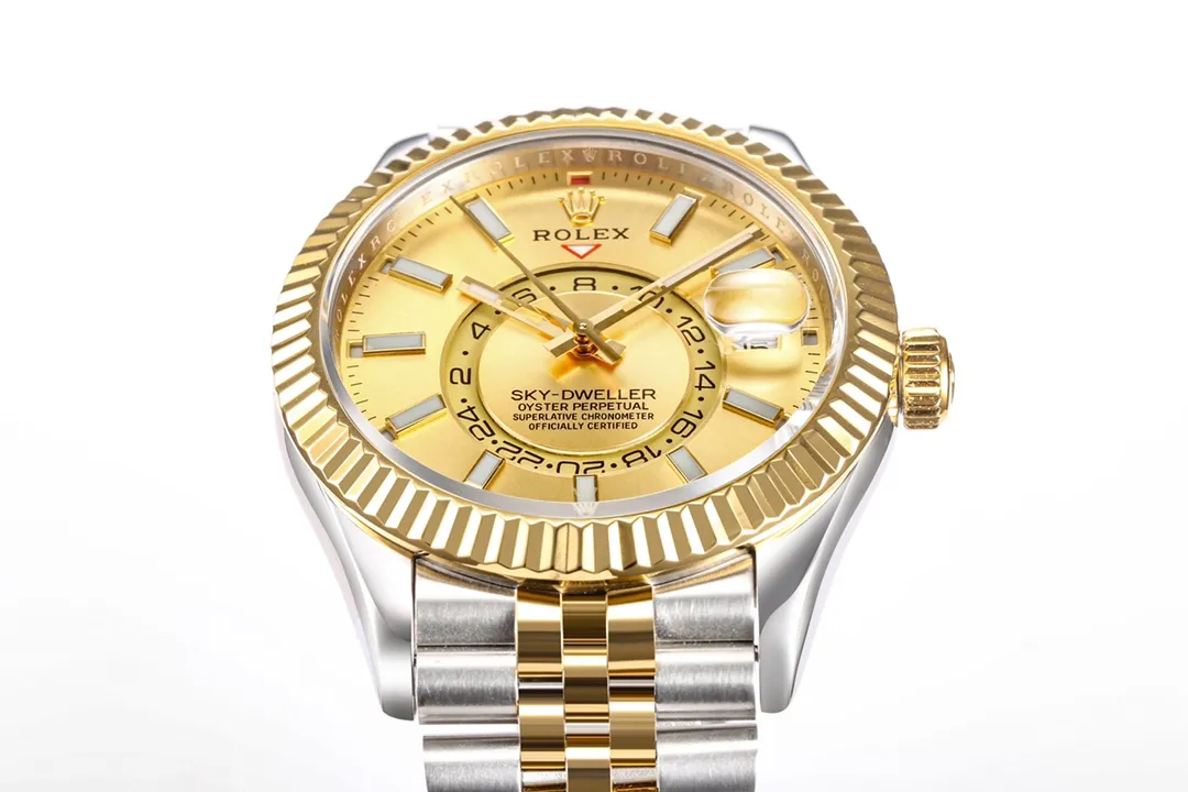 🌐【Factory2022's original work】Upgraded version of Rolex Sky-Dweller Skywalker! Wonderful details: [Case] ​​size is 42 mm, stable, reliable, graceful and generous! The bezel adopts the Rolex Ring Command triangular groove pattern, and the month function can be adjusted by rotating the outer ring! Scratch-resistant sapphire crystal, anti-reflective convex magnifying calendar window [Watch strap] Oyster steel! Three rows of links, Oyster discount with 5mm easy-adjustable link extension system [Dial] Radiant sun texture, scale 12 small window red dot month display [Movement] Equipped with fully automatic mechanical 9001 movement! [Function] Date display/month display/annual calendar display/dual time zone! Factory's ingenuity is worth owning!