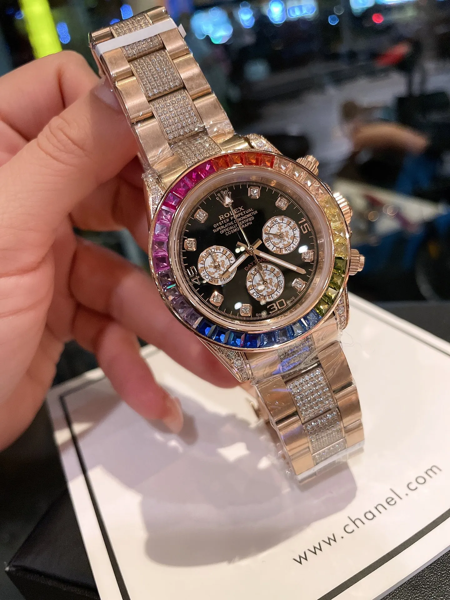 【High-end replica】💰1720! The new Rolex Daytona Rainbow model. Model: 116599RBOW-116598RBOW-116595RBOW. Rainbow Daytona is hard to find! The inlay is optimized according to the 36 gemstones with the most coordinated color gradient transition from the original factory. The height and angle are consistent, and the refraction effect is very beautiful. Each chronograph dial is refracted due to different light, and the color is bright and unique. Equipped with an imported quartz movement (with 24-hour day and month display respectively) Rolex steel solid link Oyster-style easy-to-adjust strap, exquisitely polished.