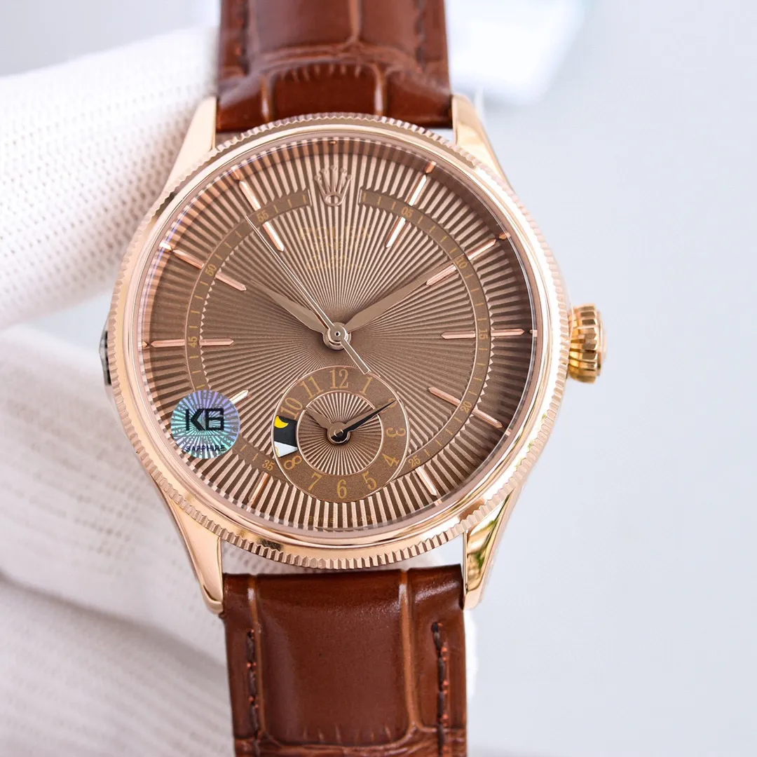 ROLEX Cellini Dual Time customized version CM1. 3180 corresponds to the original functional fully automatic mechanical watch - Cellini Dual Time, which can display the time in two time zones at the same time, and is equipped with an elegant sun and moon, white clouds and stars 24-hour day and night indication in the sub-dial window of the second time zone. As the name suggests, the Cellini Dual Time, in addition to the three central hands for local time, also includes a small dial at 6 o'clock that displays another time zone on a 12-hour scale. There's even an AM/PM indicator, shown by the sun and moon in the subdial, indicating whether it's day or night in the second time zone.