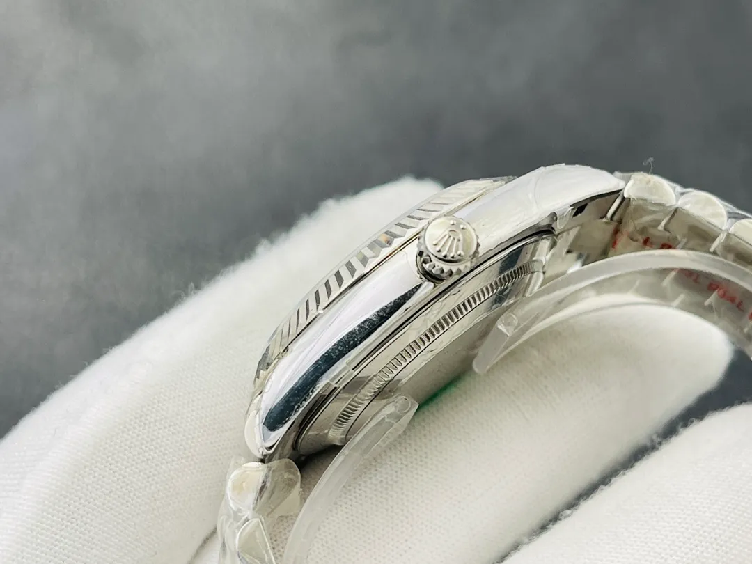[VRS Factory2021 Wall Crack Recommendation] V2 upgraded version, the highest version on the market, Rolex Day Date 40MM, exciting details: 1⃣️ The dial is set with 18ct gold, set with diamonds, and square diamonds at 6 and 9 o'clock. 2⃣️Oyster case structure, integrated middle case, screw-in bottom cover and winding crown. 3⃣️The structural dimensions and thickness are the same as the original ones, with a diameter of 40 mm and a thickness of 12 mm. 4⃣️ Equipped with 2836 automatic winding movement, it can quickly adjust the instant jump day calendar, and achieve the same time adjustment, thickness and structure as the original version. VRS Factory’s ingenious work welcomes your appreciation!