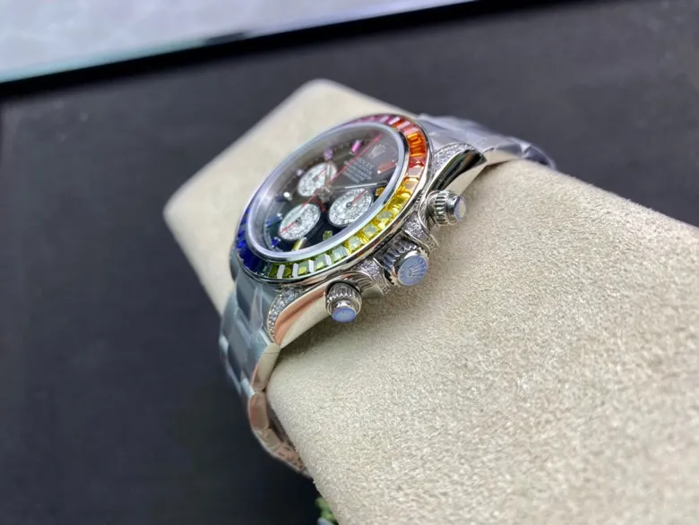 【Top Replica】💰Private chat! In order to achieve the original effect of the Rolex Rainbow Daytona we want, it costs a lot of money to develop and is made with exquisite workmanship. The special effects of the gold crystals on the three independent time counters are all unique. The charming reflective effects and magnificent colors fully demonstrate the graceful structure of the gold crystals. Each piece is a natural masterpiece of art. The color of the gold crystal chronograph dial is in sharp contrast with the black dial, and complements the color of the gemstones. The diamond-set hour markers and gold hands make the entire dial radiant, and the overall beauty is overwhelming. You can't put it down. Rolex's most popular Cosmograph Daytona [Case] ​​is made of imported genuine 904L steel with a thickness of 13.5mm. It is the same material model as the genuine product. The steel belt is finely brushed, the color is whiter and brighter, and it is strong and wear-resistant. [Function] The movement still retains a powerful timing function, and is equipped with a first-grade 7750 movement with full-function timing. [Ring] The ceramic ring formed by the new technology is consistent with the original craftsmanship, and the scale effect is deep and rounded. [Details] The letter strips are metal mirror-finished, flawless, and made of strong luminous powder imported from Switzerland. The hour and minute hands are grooved and filled with glossy black oil instead of ordinary printing, and the texture is very different. Highly transparent sapphire glass, the mirror effect is very high-quality. [Quality] The color adopts A+ high-level electroplating process, which is more stable and anti-oxidation. It is equipped with a natural rubber strap. The original mold is opened. The material is the same as the original product. The texture is obviously soft and delicate, and it fits the wrist better.