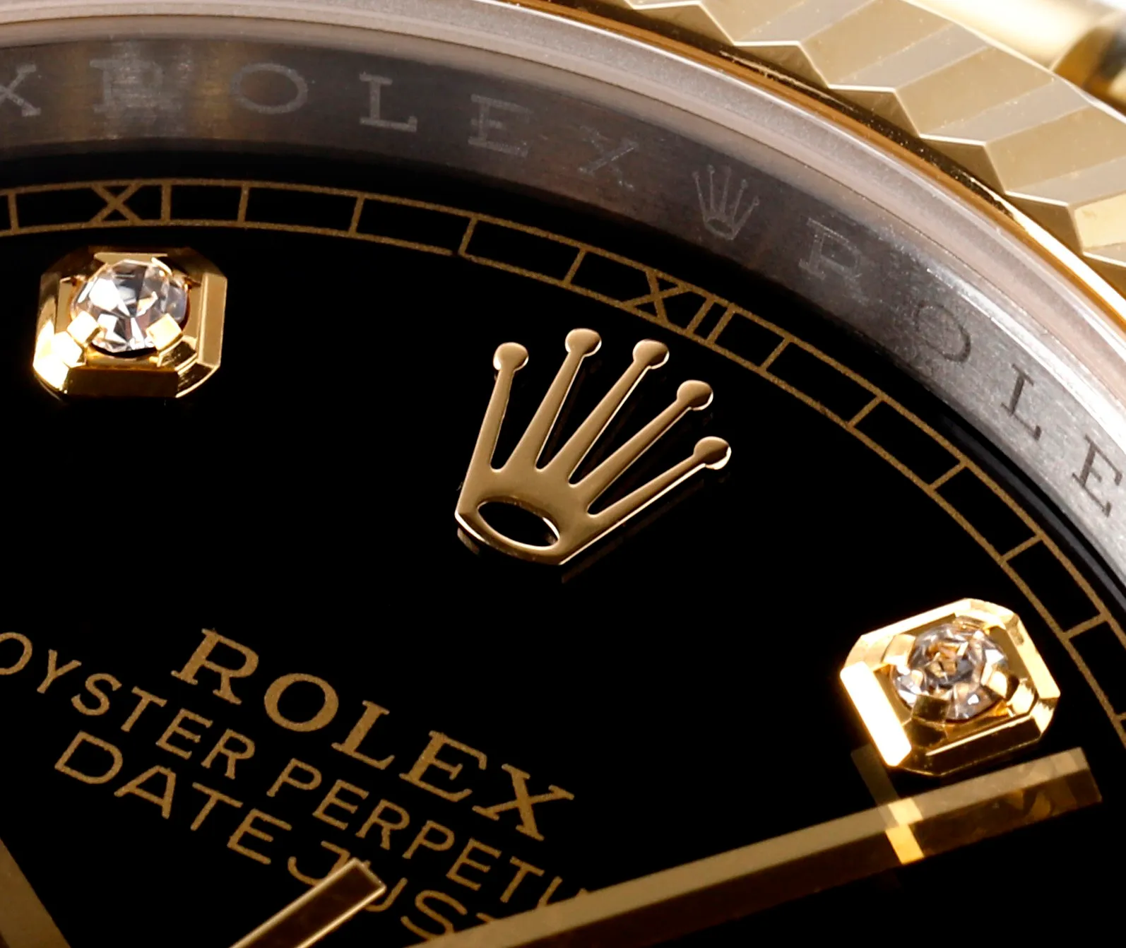 【High-end replica】💰1240! 【Customized all-in-one machine】💰1900! [Top replica] Private chat! ! ! The Rolex Datejust 41mm series creates a classic watch model. 1: The movement adopts Swiss 3235 movement. 2: In terms of material, the overall material is made of 904 steel. The curvature of the side of the case is polished in place, and the thickness of the side is consistent with the original. 3: Classic dog tooth collar. The platinum (electroplated) ring presents a radiant light effect that is extremely close to the original version, and the triangular pit pattern is clean and neat. 4: The watch mirror is made of real sapphire mirror, which increases the transparency of the watch. At the same time, it has been treated with anti-glare technology, making it very convenient to read watch data and has high hardness. 5: The only synchronous original thickness in the market is 11.5mm. This picture was taken in top reproduction quality!