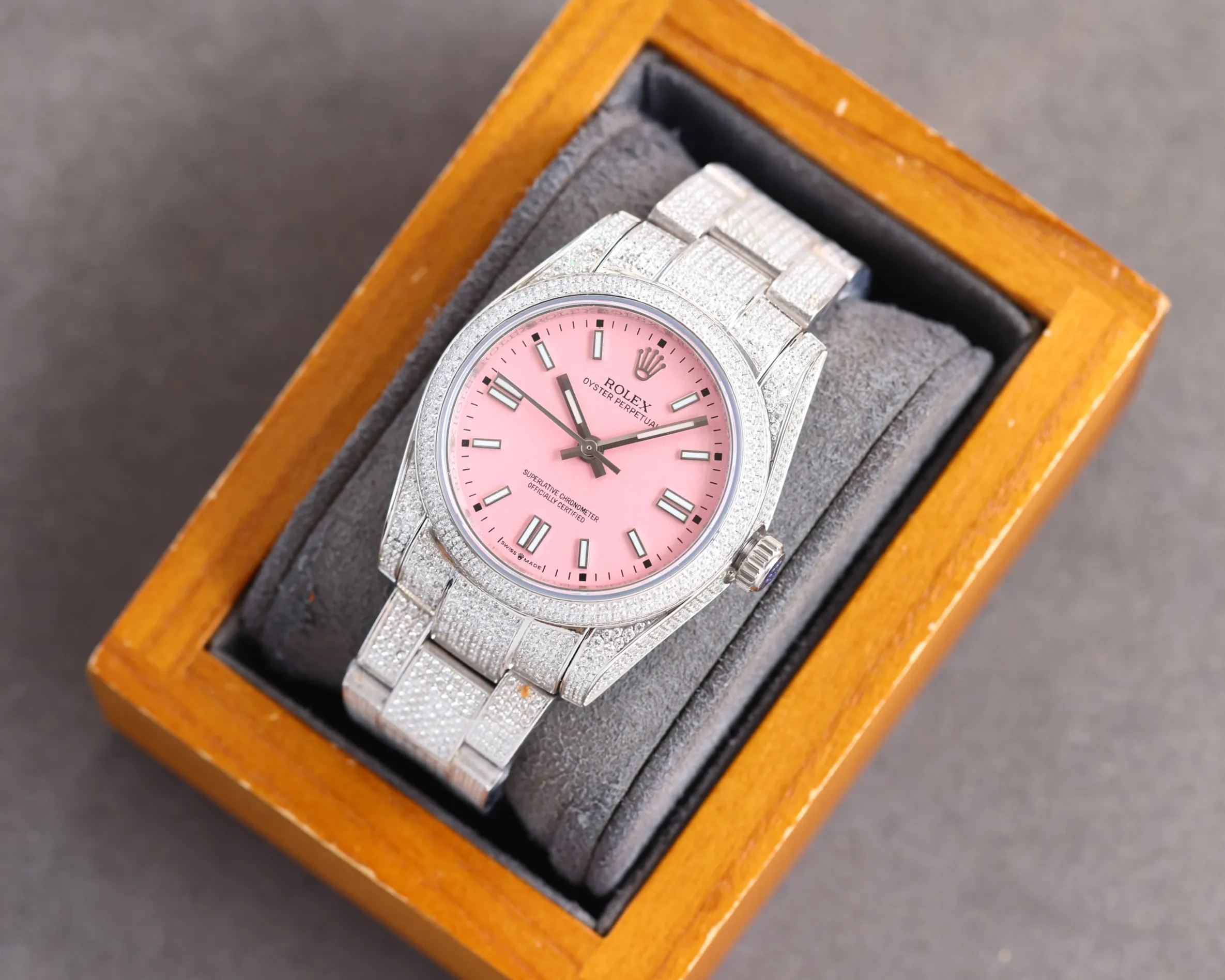 【Top Replica】💰Private chat! High-definition real shots of Rolex women’s watches, full of diamonds for women! ! 36mm diameter! Using fully automatic movement! Rolex luxury 18k nanotechnology! 5 sets of original diamond straps! Carefully crafted with 2,300+ AAA zircons! Be sure that the inlay technology is not the ordinary diamond-laying technology on the market! ! Make the sparkling effect better under the light! Best for gift giving! Brand new with 5 sets of full-diamond steel straps, fully automatic imported mechanical Swiss movement, sapphire scratch-resistant glass mirror, 18k vacuum electroplating that will never fade, the best luxury recommendation for gift giving!