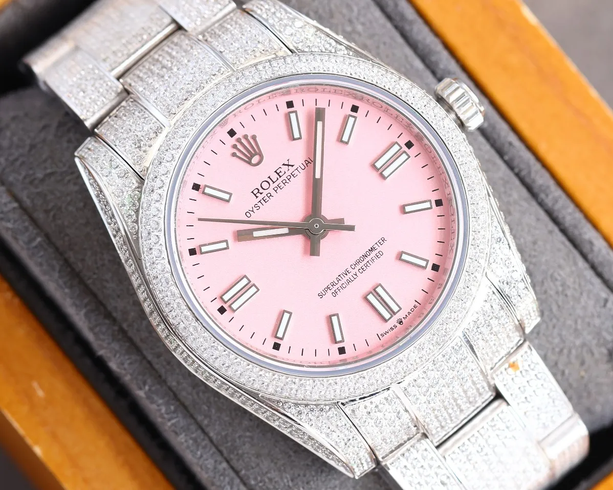 【Top Replica】💰Private chat! High-definition real shots of Rolex women’s watches, full of diamonds for women! ! 36mm diameter! Using fully automatic movement! Rolex luxury 18k nanotechnology! 5 sets of original diamond straps! Carefully crafted with 2,300+ AAA zircons! Be sure that the inlay technology is not the ordinary diamond-laying technology on the market! ! Make the sparkling effect better under the light! Best for gift giving! Brand new with 5 sets of full-diamond steel straps, fully automatic imported mechanical Swiss movement, sapphire scratch-resistant glass mirror, 18k vacuum electroplating that will never fade, the best luxury recommendation for gift giving!