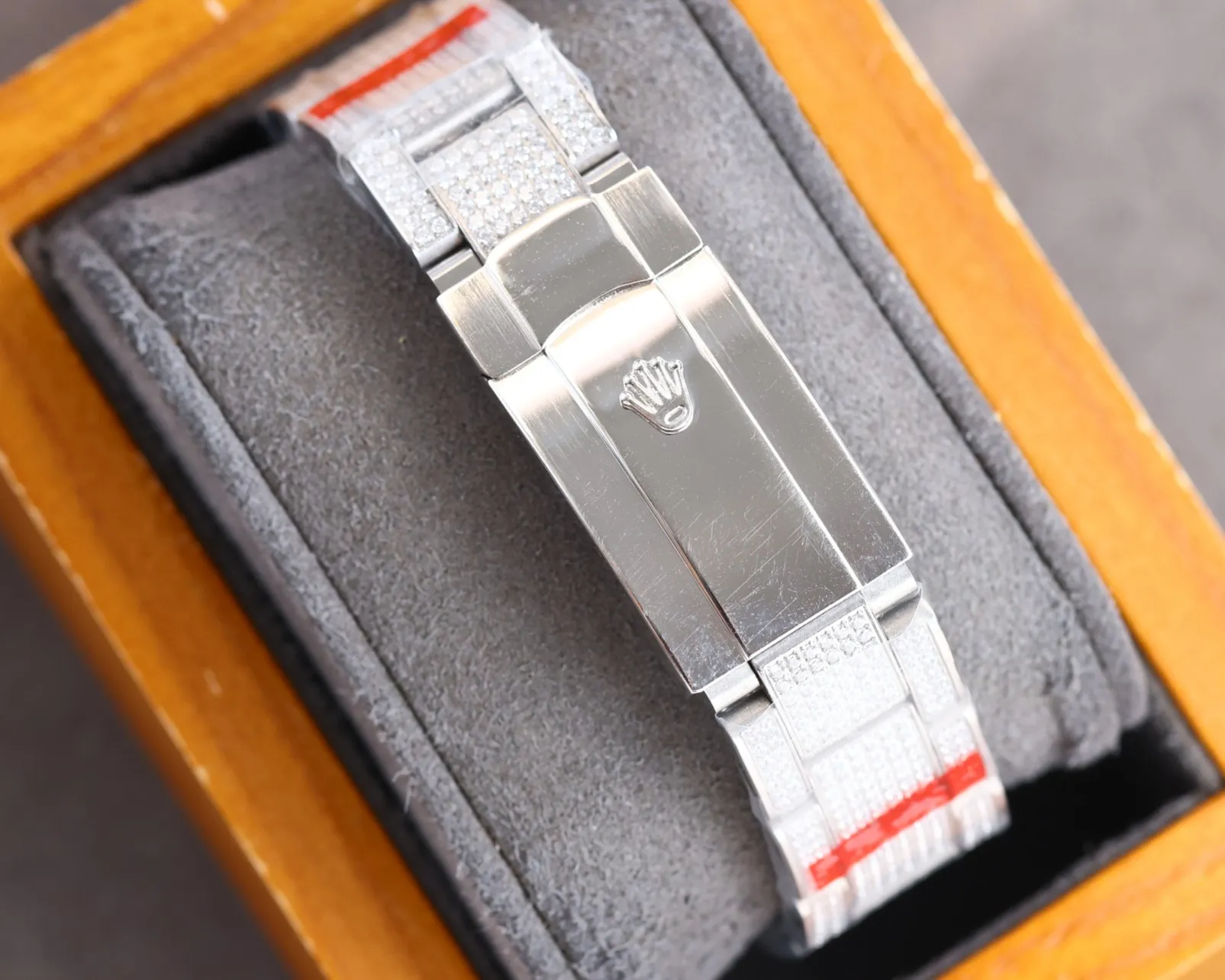 【Top Replica】💰Private chat! High-definition real shots of Rolex women’s watches, full of diamonds for women! ! 36mm diameter! Using fully automatic movement! Rolex luxury 18k nanotechnology! 5 sets of original diamond straps! Carefully crafted with 2,300+ AAA zircons! Be sure that the inlay technology is not the ordinary diamond-laying technology on the market! ! Make the sparkling effect better under the light! Best for gift giving! Brand new with 5 sets of full-diamond steel straps, fully automatic imported mechanical Swiss movement, sapphire scratch-resistant glass mirror, 18k vacuum electroplating that will never fade, the best luxury recommendation for gift giving!